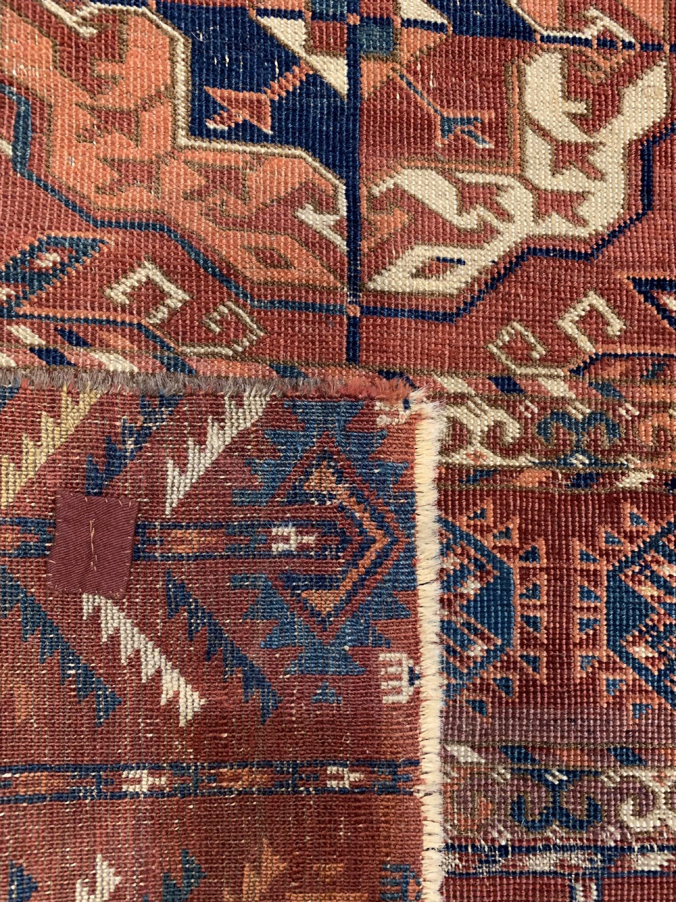 Detail e: Tekke Hauptteppich antik, Turkmenistan, mitte 19 Jhd., Wolle geknüpft auf Wolle, TekkeGöls mit Tschemtsche Sekundär-Güls. ca. 290 x 210 cm, ...