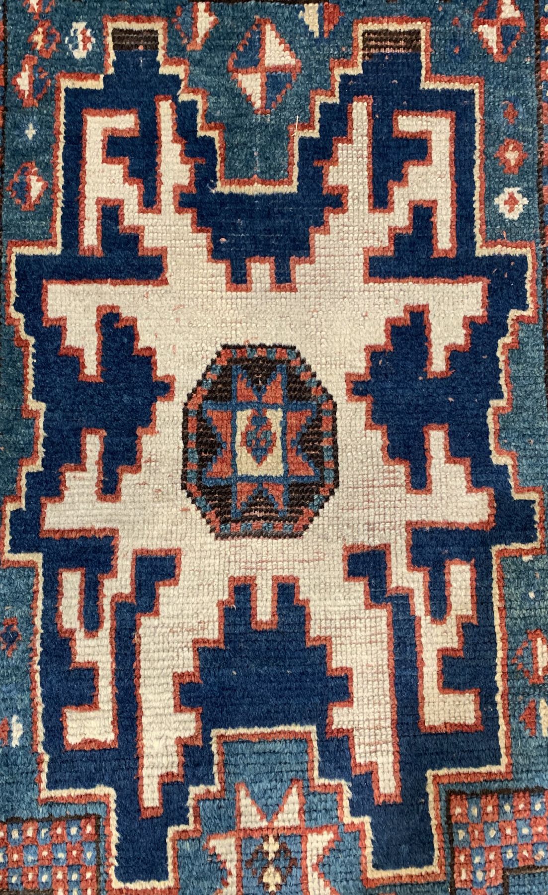 Detail a: Grüngrundiger antiker Karachoph, Gebetsteppich, Zentralkaukasus, 19 Jhd., Wolle geknüpft auf Wolle, ca. 305 x 123 cm, EHZ: 3-4 (guter ...