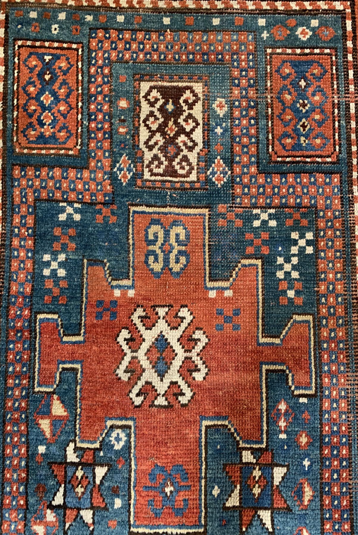 Detail b: Grüngrundiger antiker Karachoph, Gebetsteppich, Zentralkaukasus, 19 Jhd., Wolle geknüpft auf Wolle, ca. 305 x 123 cm, EHZ: 3-4 (guter ...