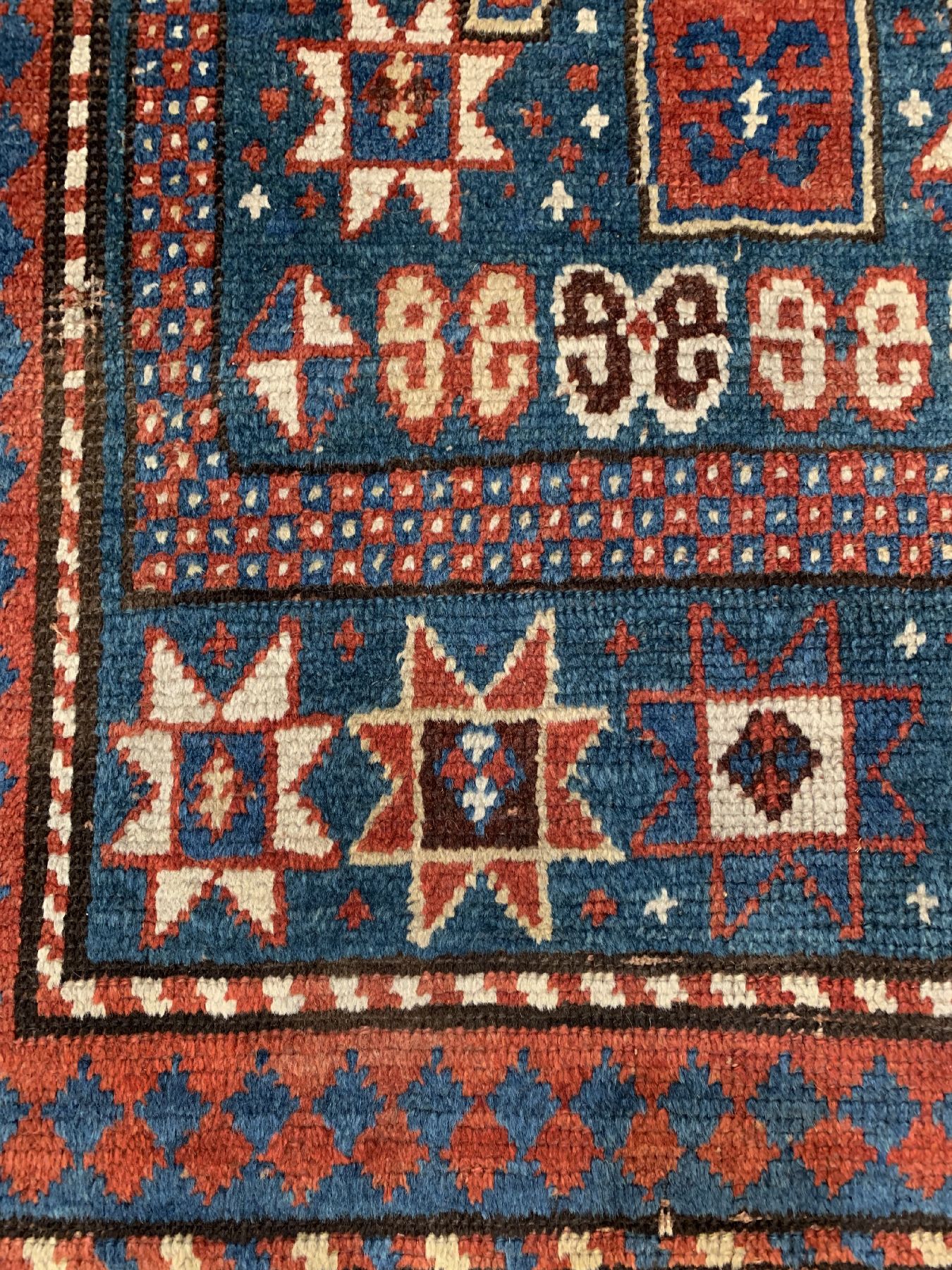 Detail d: Grüngrundiger antiker Karachoph, Gebetsteppich, Zentralkaukasus, 19 Jhd., Wolle geknüpft auf Wolle, ca. 305 x 123 cm, EHZ: 3-4 (guter ...