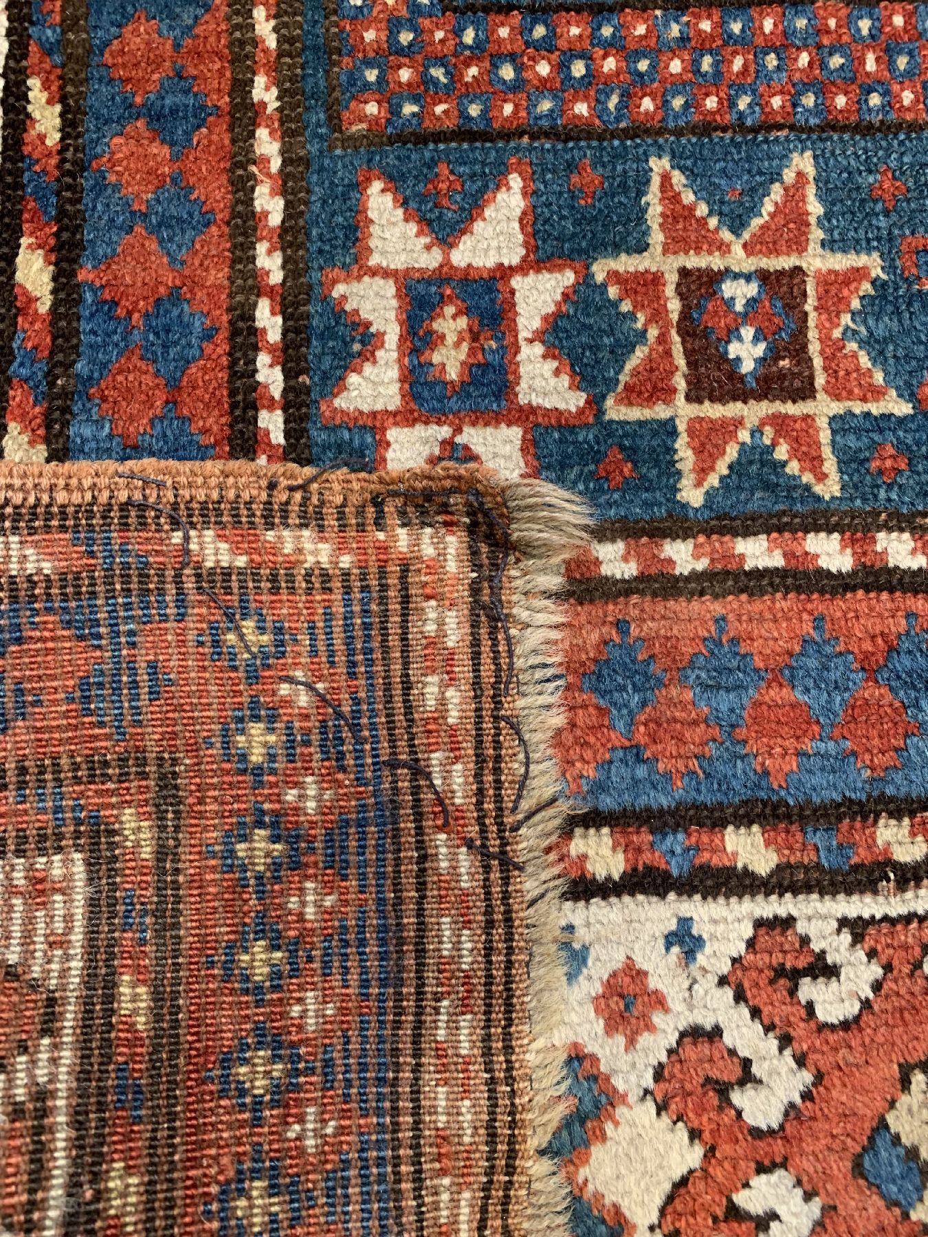 Detail e: Grüngrundiger antiker Karachoph, Gebetsteppich, Zentralkaukasus, 19 Jhd., Wolle geknüpft auf Wolle, ca. 305 x 123 cm, EHZ: 3-4 (guter ...
