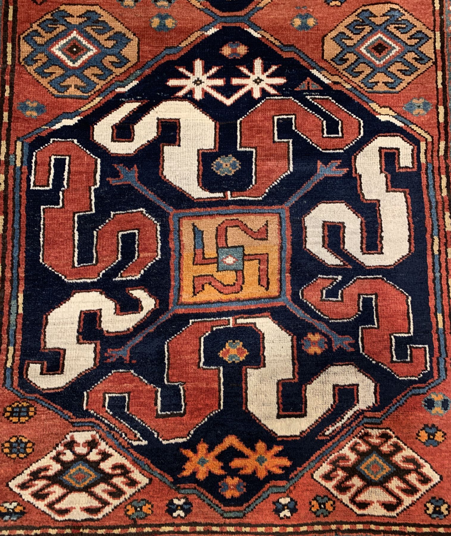 Detail b: Chondzoresk Kazak antik, (Wolkenband Kazak), Südkaukasus, um 1900, Wolle geknüpft auf Wolle, ca, 244 x 148 cm, EHZ:2-3(guter Zustand)