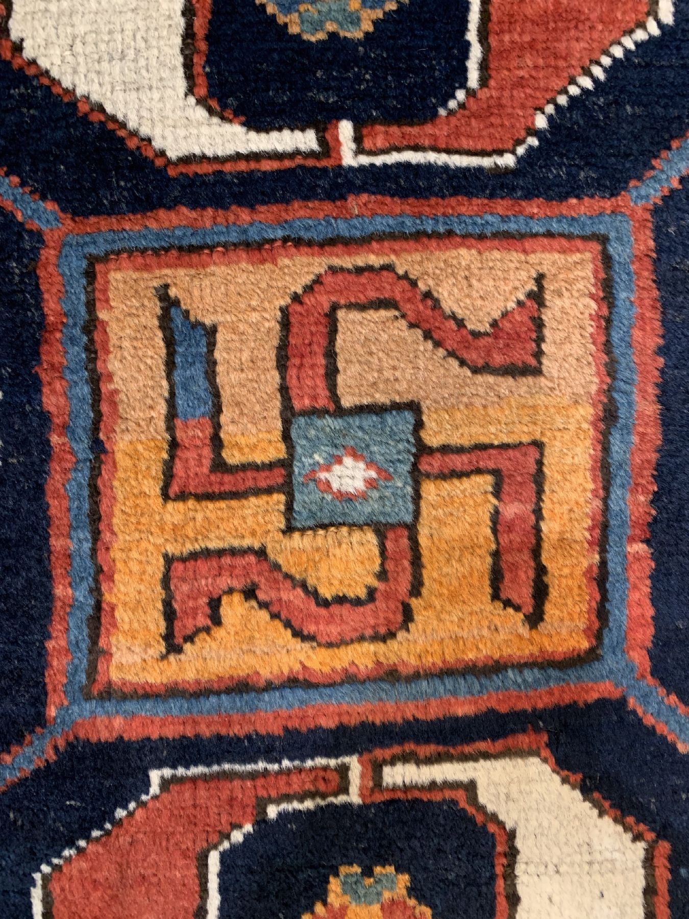 Detail c: Chondzoresk Kazak antik, (Wolkenband Kazak), Südkaukasus, um 1900, Wolle geknüpft auf Wolle, ca, 244 x 148 cm, EHZ:2-3(guter Zustand)