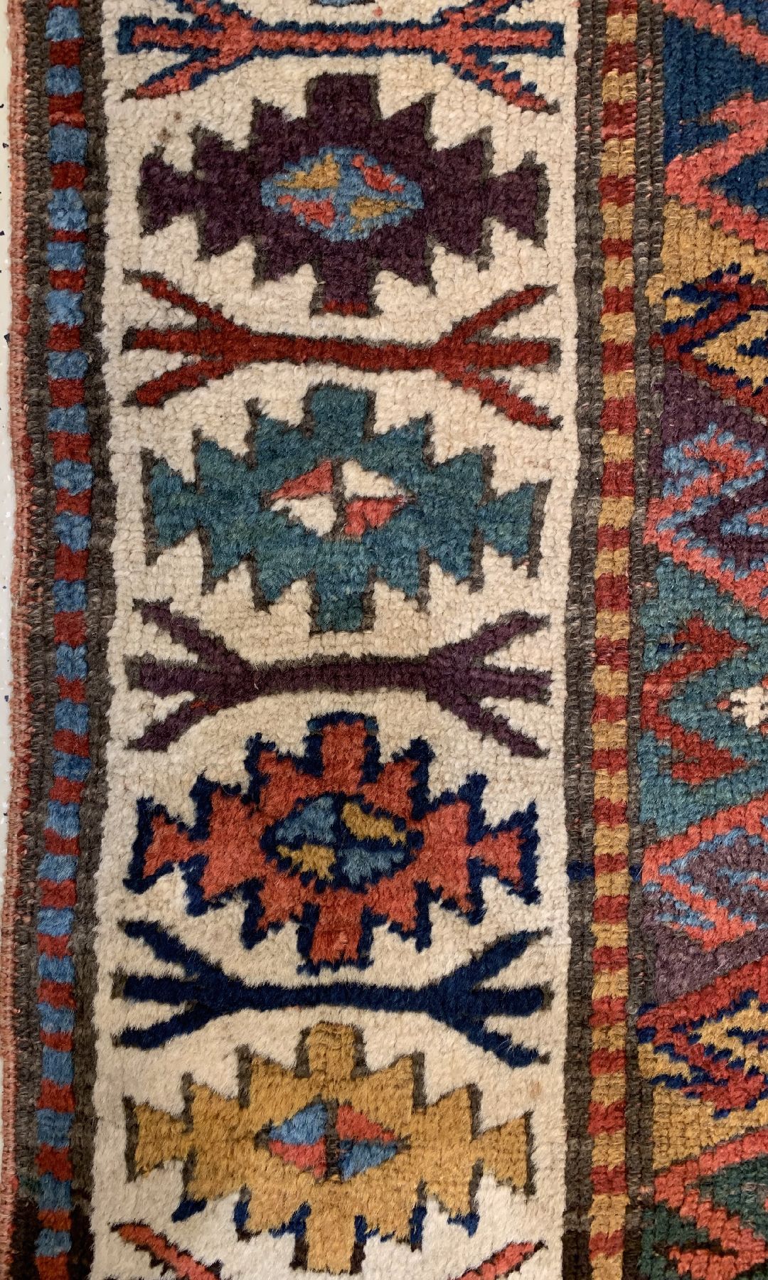 Detail b: Antiker Saujbulagh, Persien, um 1900, Wolle geknüpft auf Wolle, ca, 344 x 138 cm, EHZ:3 (Altersbedingt guter Zustand)
