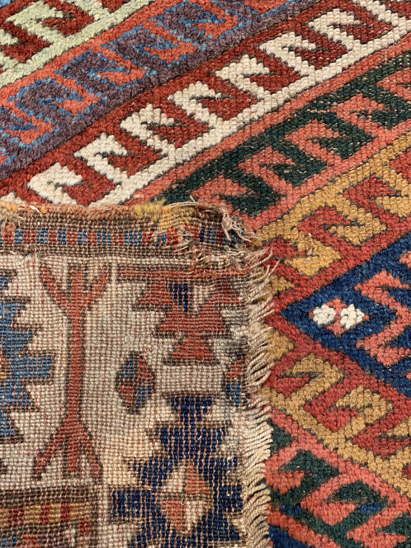 Detail c: Antiker Saujbulagh, Persien, um 1900, Wolle geknüpft auf Wolle, ca, 344 x 138 cm, EHZ:3 (Altersbedingt guter Zustand)