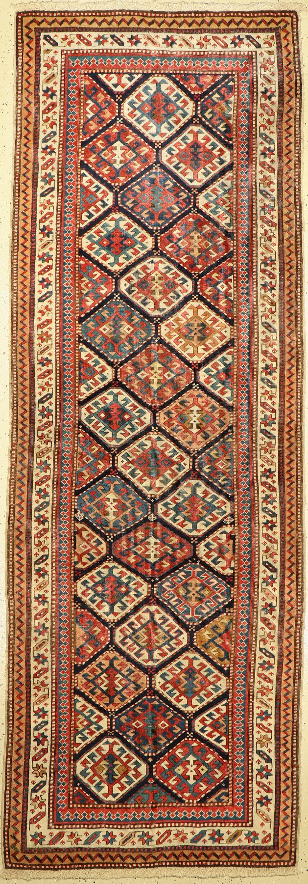 Gendje Kazak antik, Zentralkaukasus, 19 Jhd., Wolle geknüpft auf Wolle, seltene weiße Hauptbordüre, ca. 290 x 102 cm, EHZ: 3(guter Zustand)