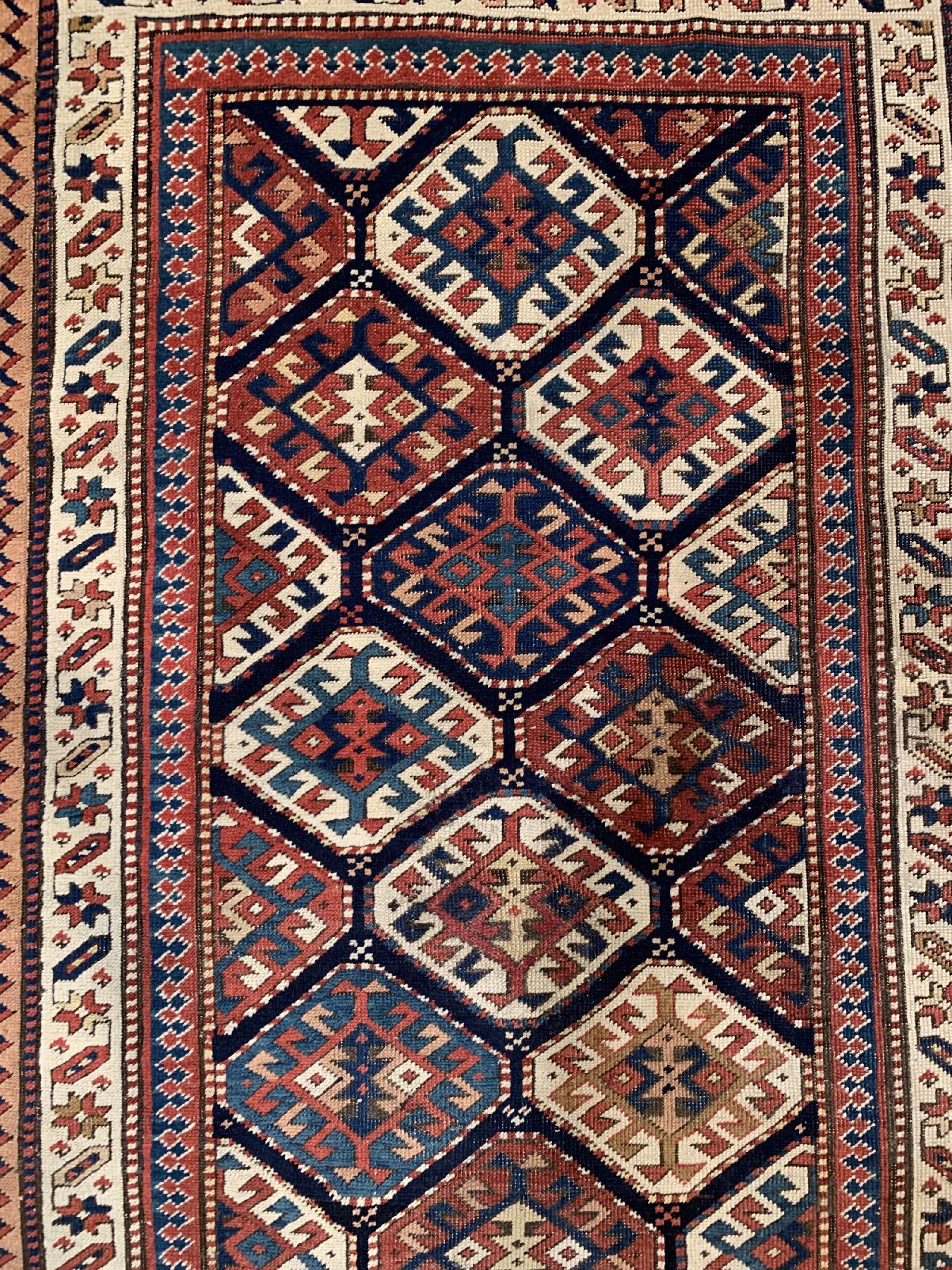 Detail a: Gendje Kazak antik, Zentralkaukasus, 19 Jhd., Wolle geknüpft auf Wolle, seltene weiße Hauptbordüre, ca. 290 x 102 cm, EHZ: 3(guter Zustand)