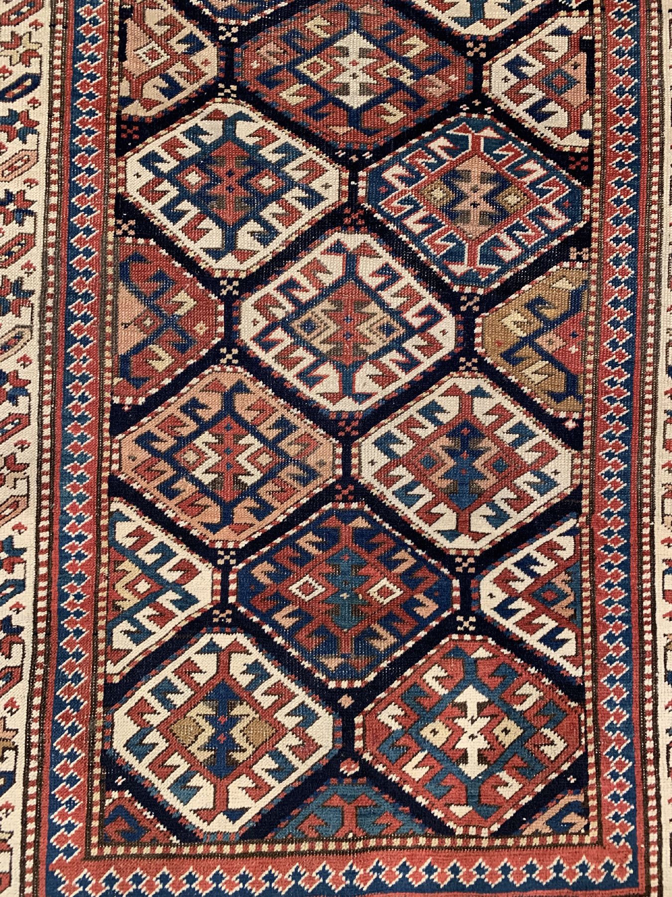 Detail b: Gendje Kazak antik, Zentralkaukasus, 19 Jhd., Wolle geknüpft auf Wolle, seltene weiße Hauptbordüre, ca. 290 x 102 cm, EHZ: 3(guter Zustand)