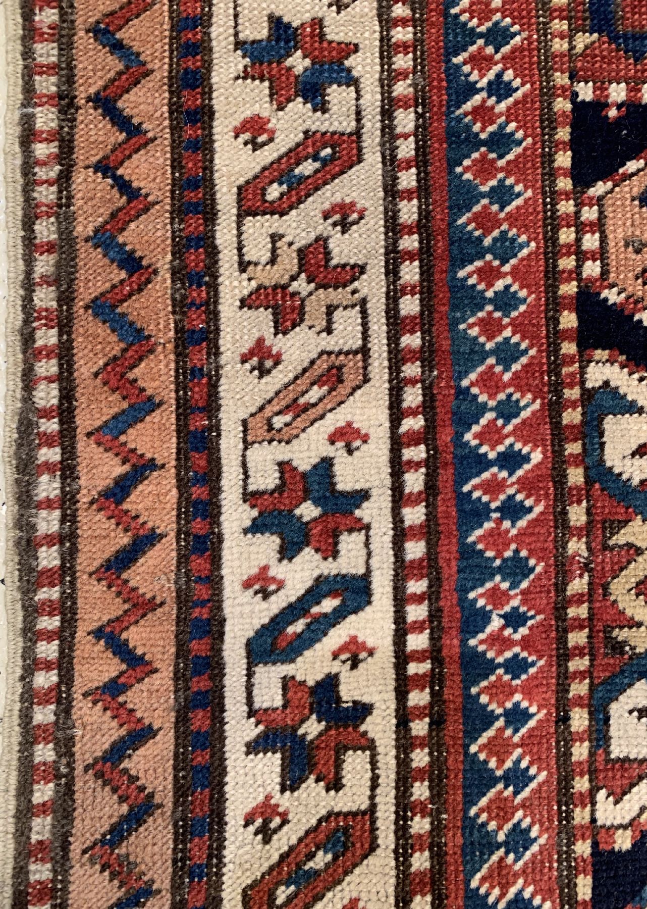 Detail c: Gendje Kazak antik, Zentralkaukasus, 19 Jhd., Wolle geknüpft auf Wolle, seltene weiße Hauptbordüre, ca. 290 x 102 cm, EHZ: 3(guter Zustand)