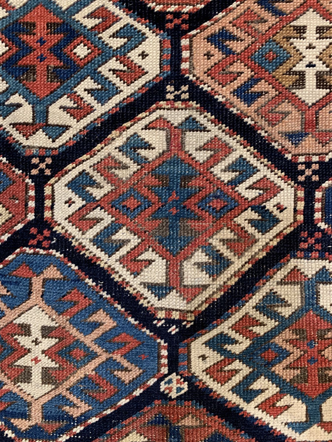 Detail d: Gendje Kazak antik, Zentralkaukasus, 19 Jhd., Wolle geknüpft auf Wolle, seltene weiße Hauptbordüre, ca. 290 x 102 cm, EHZ: 3(guter Zustand)
