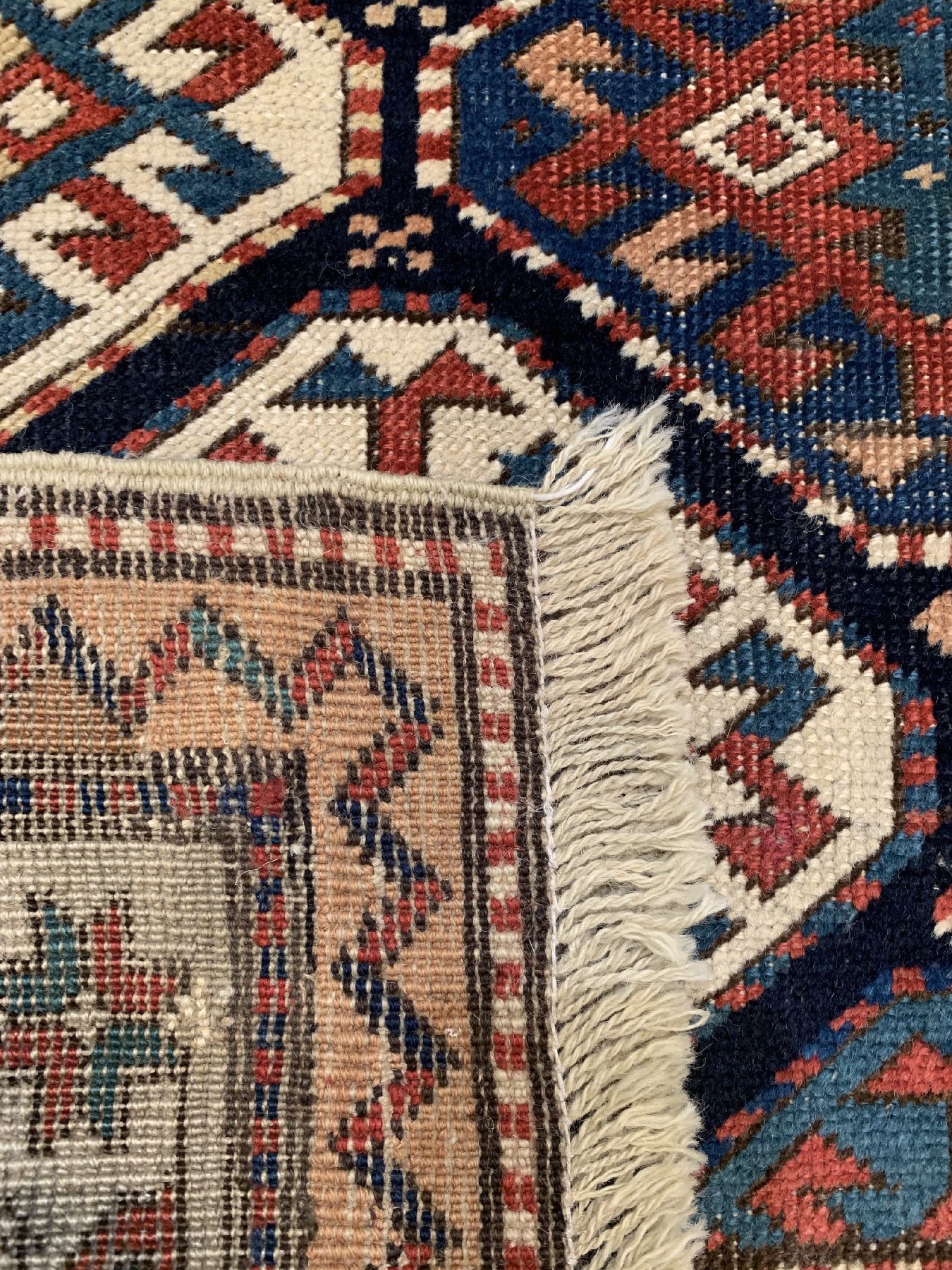 Detail e: Gendje Kazak antik, Zentralkaukasus, 19 Jhd., Wolle geknüpft auf Wolle, seltene weiße Hauptbordüre, ca. 290 x 102 cm, EHZ: 3(guter Zustand)