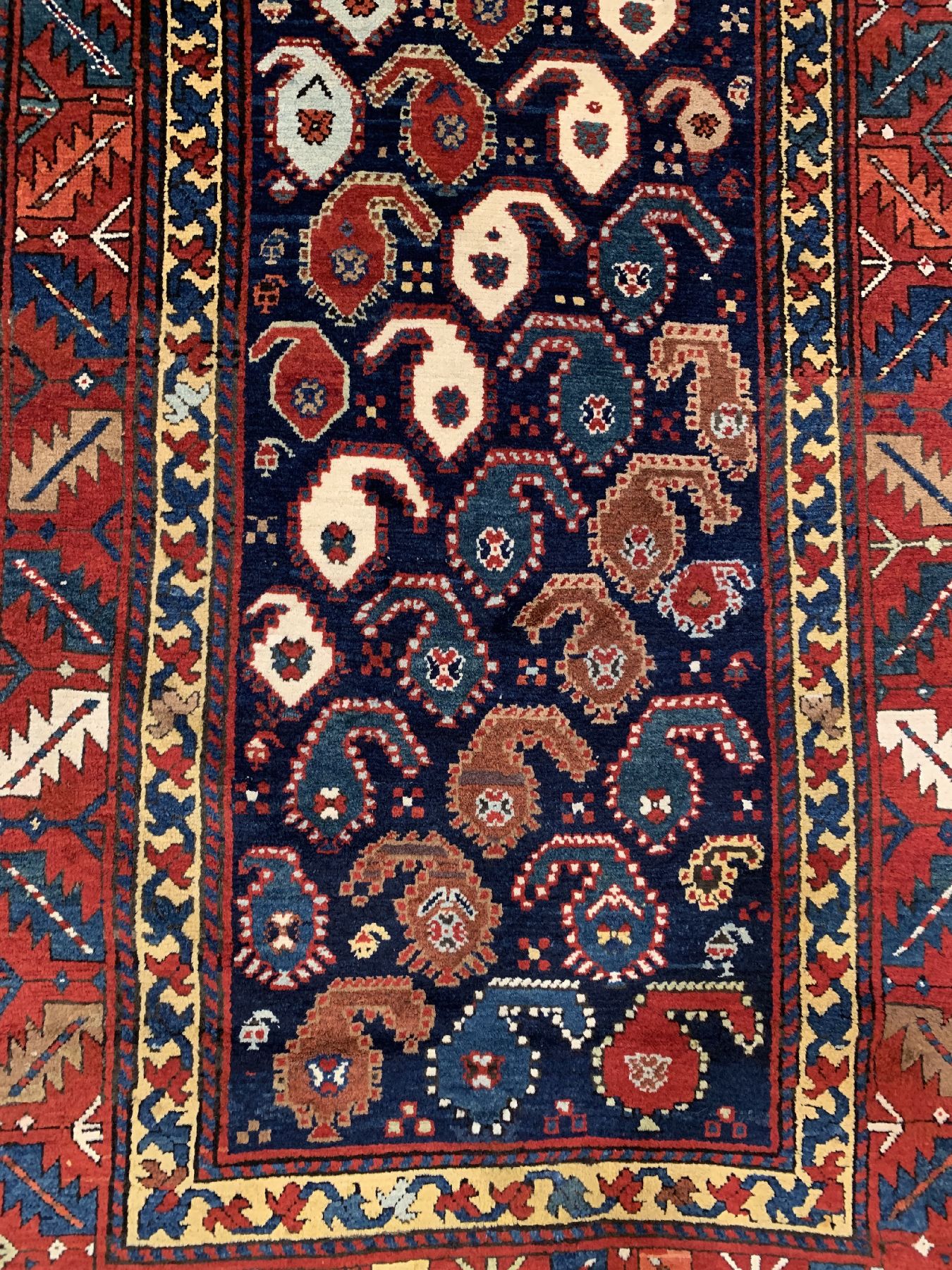 Detail b: Schuscha Karabagh antik, Südkaukasus, 19 Jhd, Wolle geknüpft auf Wolle, mit Boteh Muster auf Blauen Fond,. ca, 270 x 123 cm, EHZ:2 (Sehr guter ...