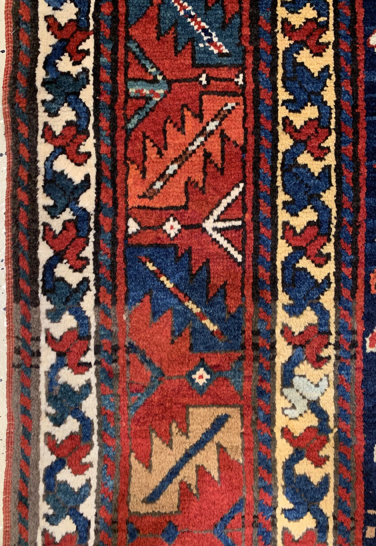 Detail c: Schuscha Karabagh antik, Südkaukasus, 19 Jhd, Wolle geknüpft auf Wolle, mit Boteh Muster auf Blauen Fond,. ca, 270 x 123 cm, EHZ:2 (Sehr guter ...