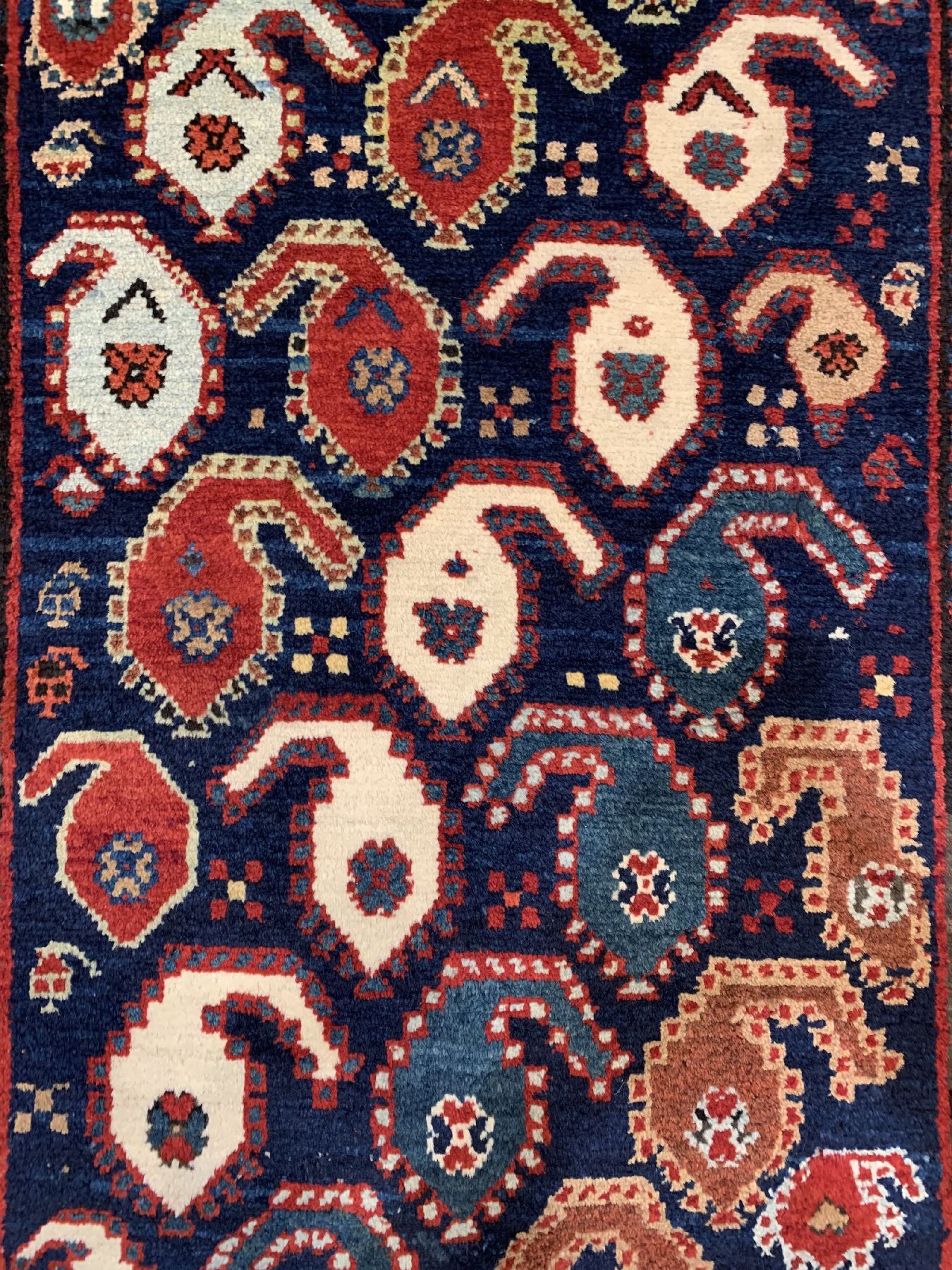 Detail d: Schuscha Karabagh antik, Südkaukasus, 19 Jhd, Wolle geknüpft auf Wolle, mit Boteh Muster auf Blauen Fond,. ca, 270 x 123 cm, EHZ:2 (Sehr guter ...