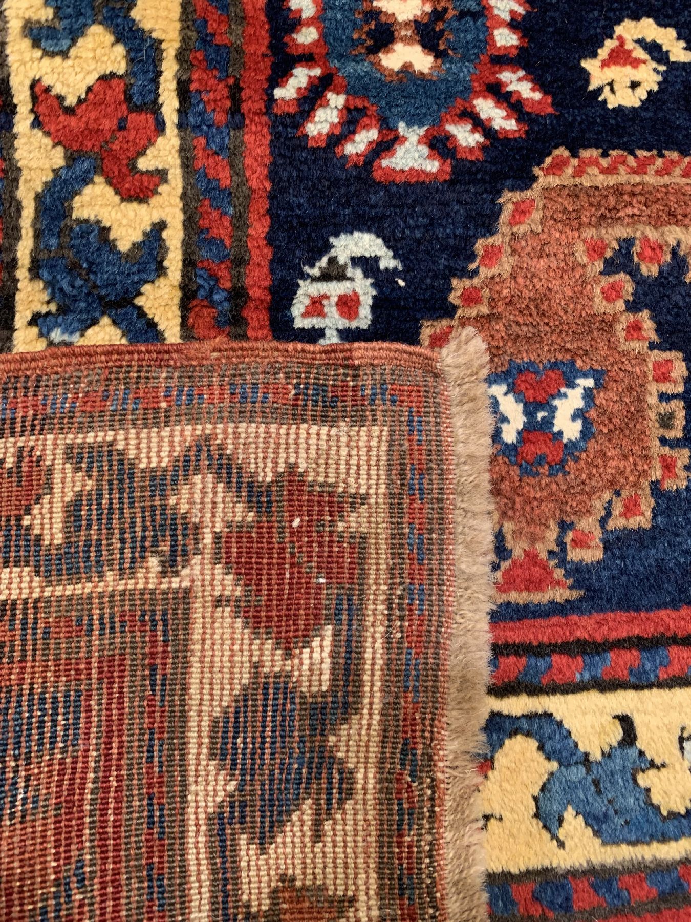 Detail e: Schuscha Karabagh antik, Südkaukasus, 19 Jhd, Wolle geknüpft auf Wolle, mit Boteh Muster auf Blauen Fond,. ca, 270 x 123 cm, EHZ:2 (Sehr guter ...