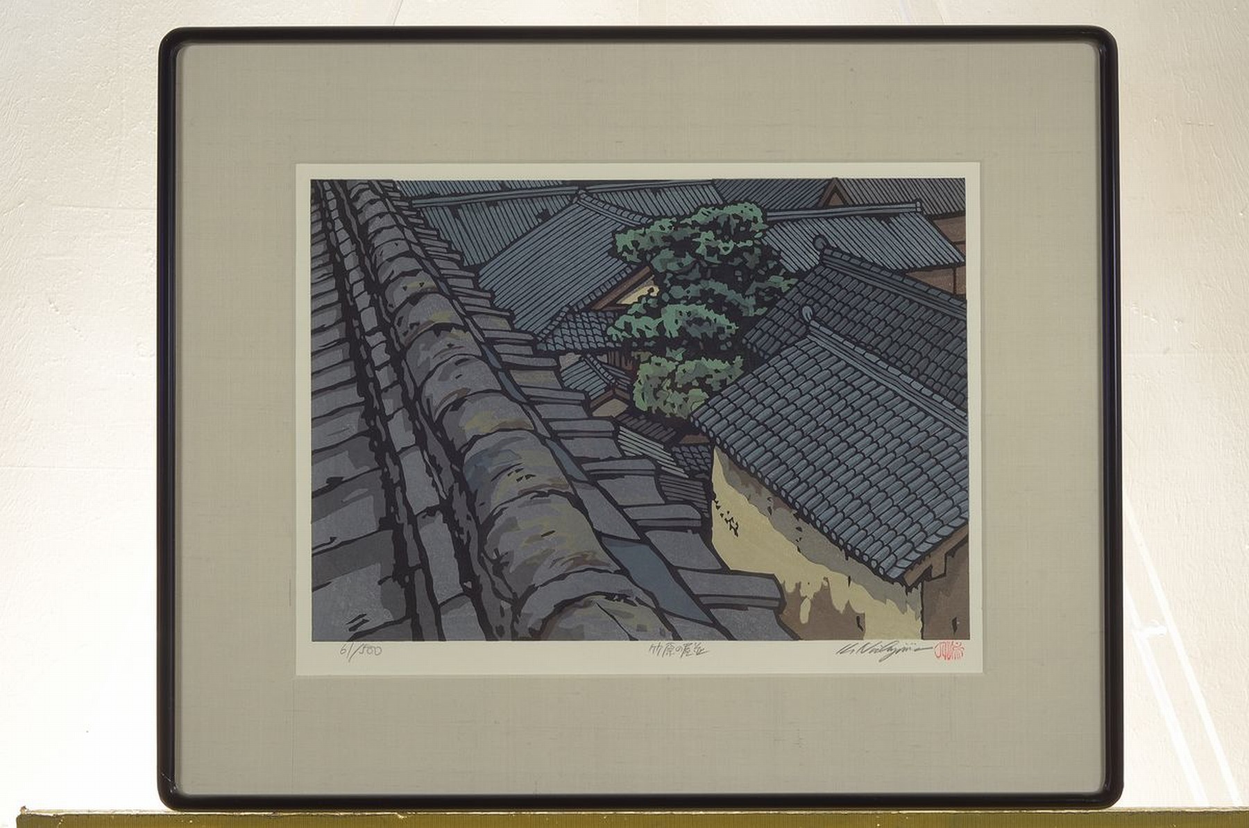 Detail k: Ungedeuteter japanischer Künstler des 20.Jh. , Farblinolschnitt, Blick über die Kirizuma -Dächer der Stadt Takehara mit den typ. grauen ...