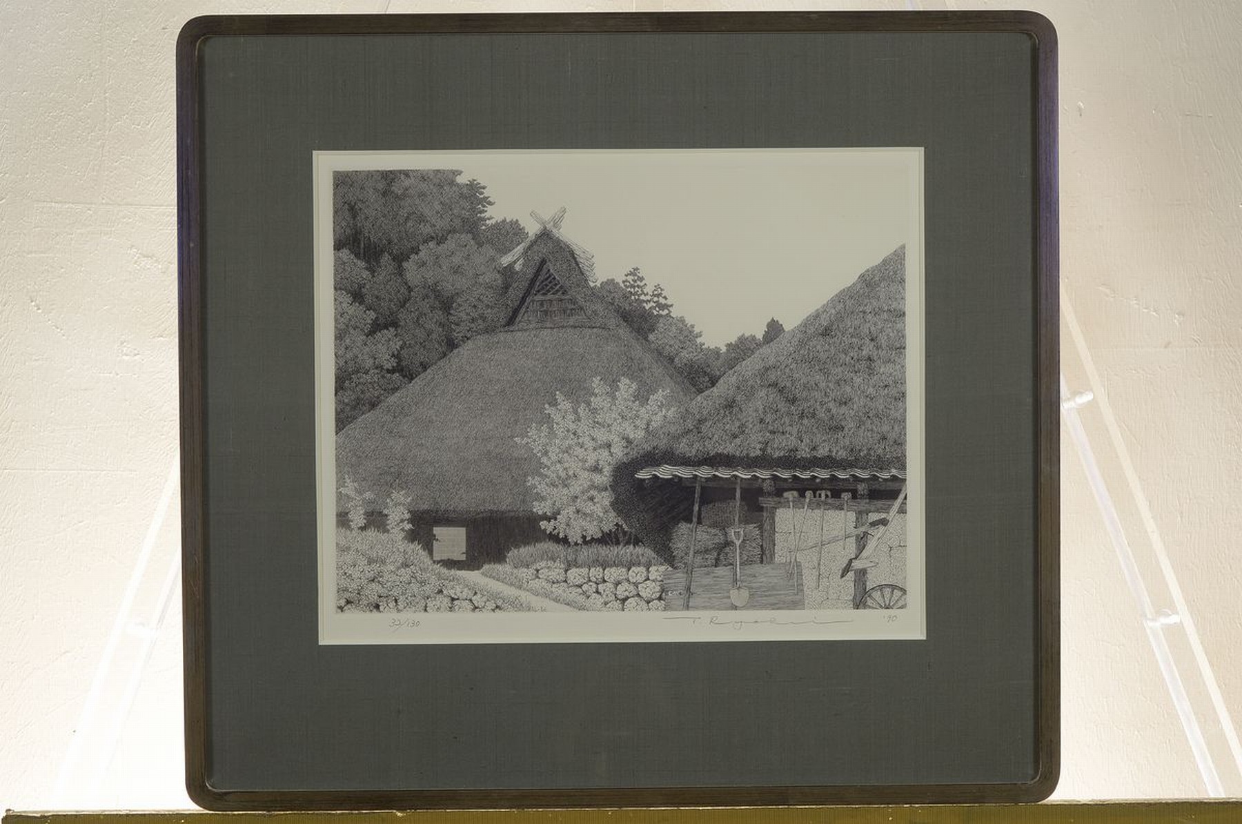 Detail k: T. Ryukiu, japanischer Künstler des 20.Jh., Radierung, Darstellung eines japanischen Bauernhauses mit Riedgras- bzw. Schilf gedecktem Walmdach, ...