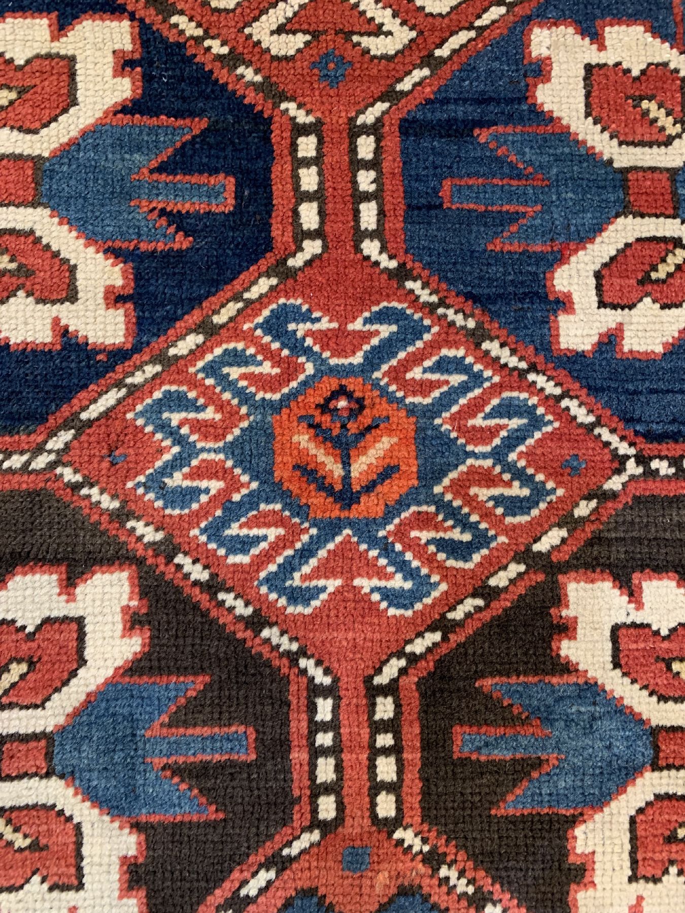 Detail c: Seltener Chelaberd Kazak, Kaukasus, 19 Jhd., Wolle geknüpft auf Wolle, ca, 242 x 133 cm, EHZ:2-3(guter Zustand)