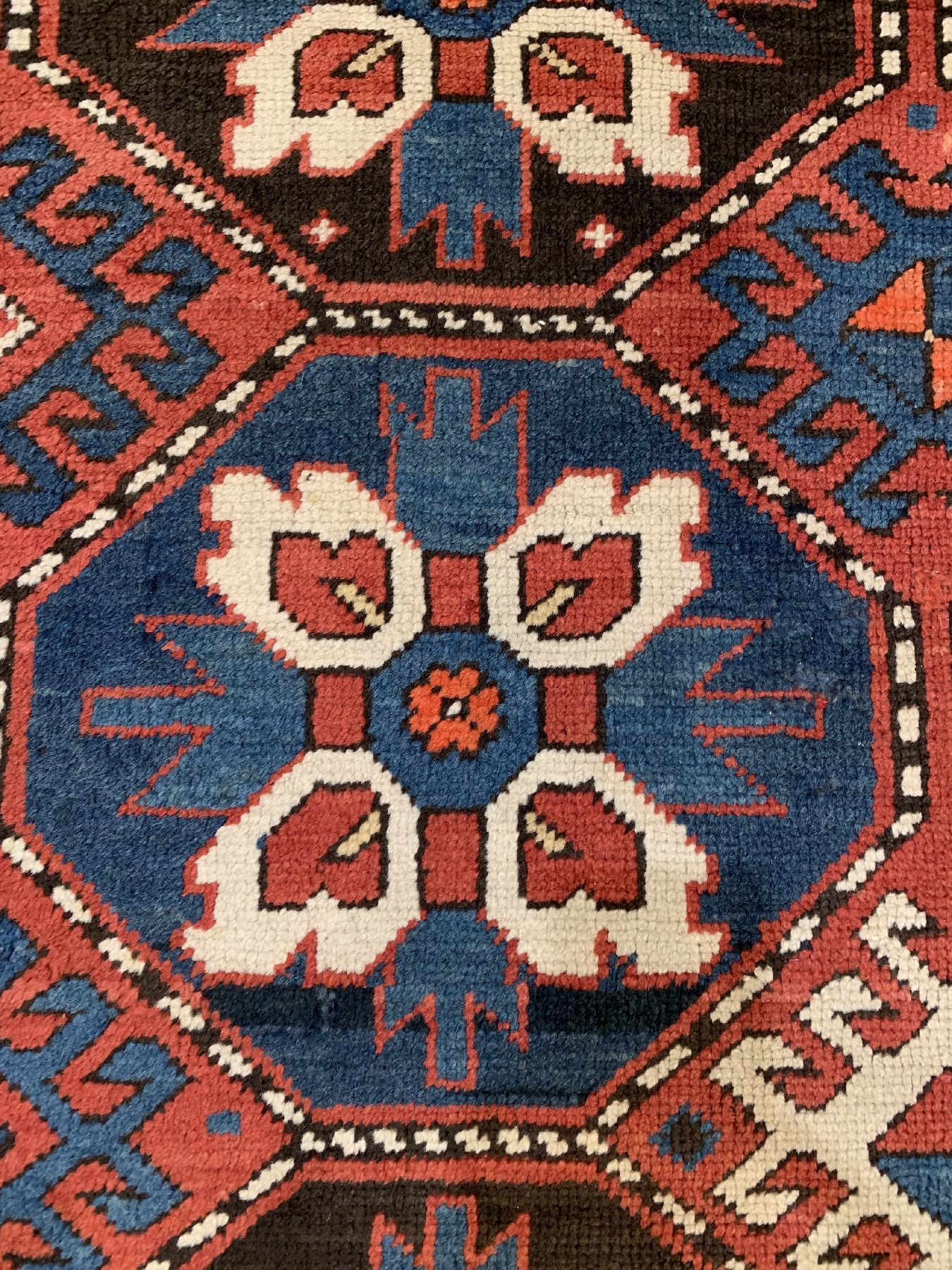 Detail d: Seltener Chelaberd Kazak, Kaukasus, 19 Jhd., Wolle geknüpft auf Wolle, ca, 242 x 133 cm, EHZ:2-3(guter Zustand)