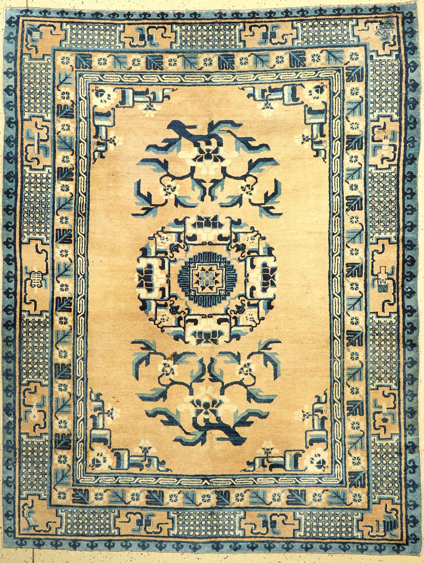 Gelbgrundiger Antiker Peking, China, um 1910/1920, Wolle geknüpft auf Baumwolle, ca. 242 x 133 cm, EHZ: 3(guter Zustand)