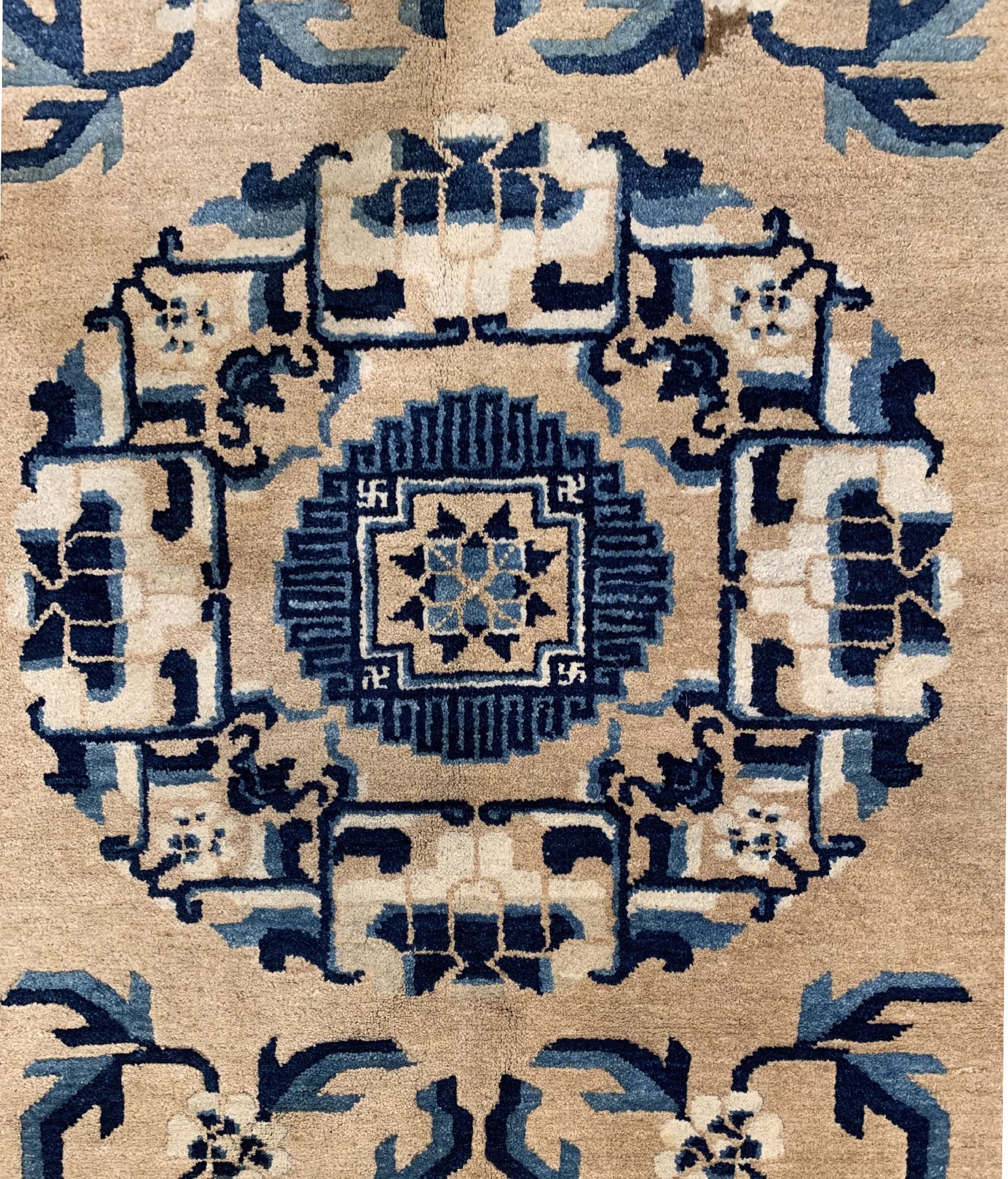 Detail a: Gelbgrundiger Antiker Peking, China, um 1910/1920, Wolle geknüpft auf Baumwolle, ca. 242 x 133 cm, EHZ: 3(guter Zustand)