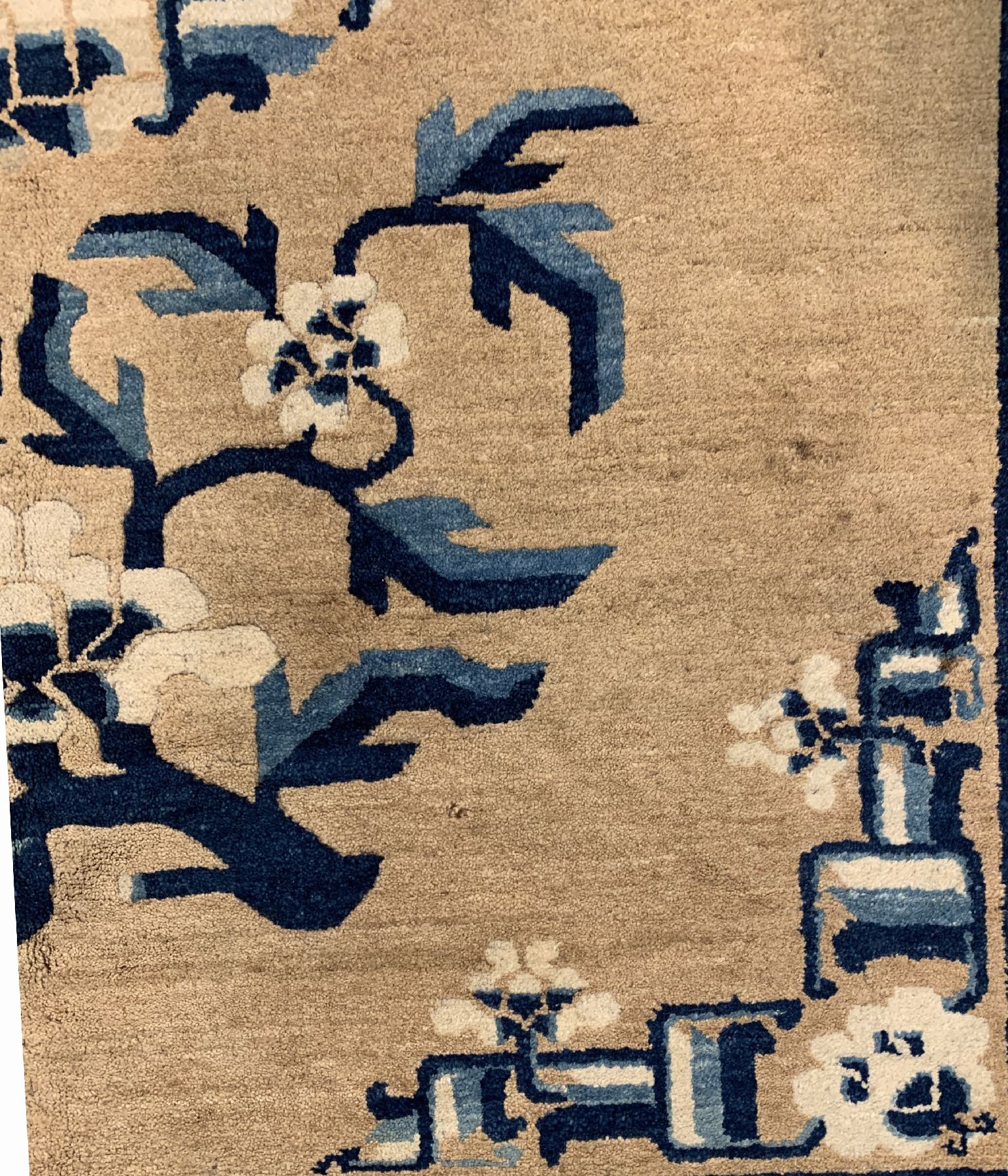Detail b: Gelbgrundiger Antiker Peking, China, um 1910/1920, Wolle geknüpft auf Baumwolle, ca. 242 x 133 cm, EHZ: 3(guter Zustand)