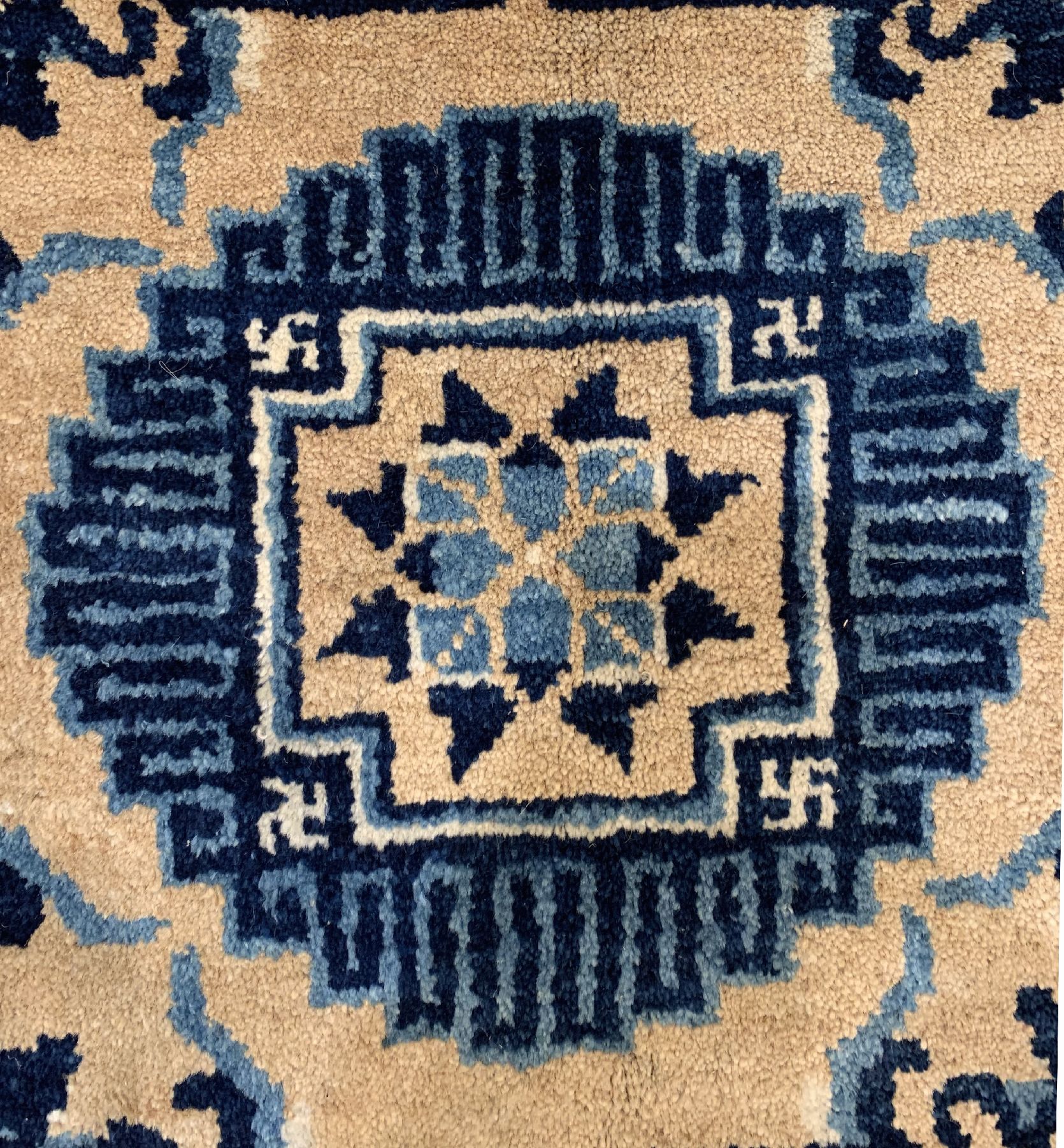 Detail c: Gelbgrundiger Antiker Peking, China, um 1910/1920, Wolle geknüpft auf Baumwolle, ca. 242 x 133 cm, EHZ: 3(guter Zustand)