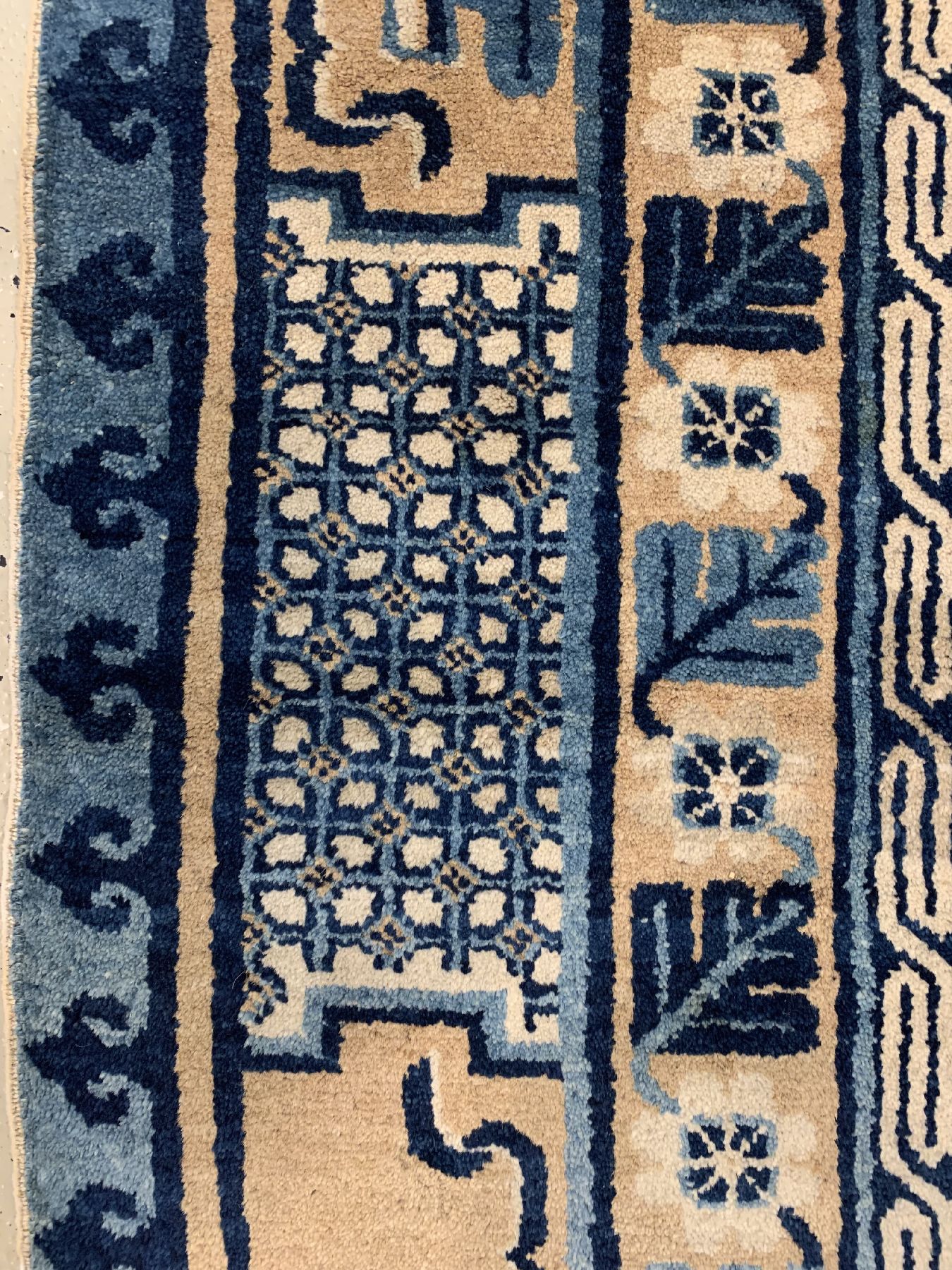 Detail d: Gelbgrundiger Antiker Peking, China, um 1910/1920, Wolle geknüpft auf Baumwolle, ca. 242 x 133 cm, EHZ: 3(guter Zustand)