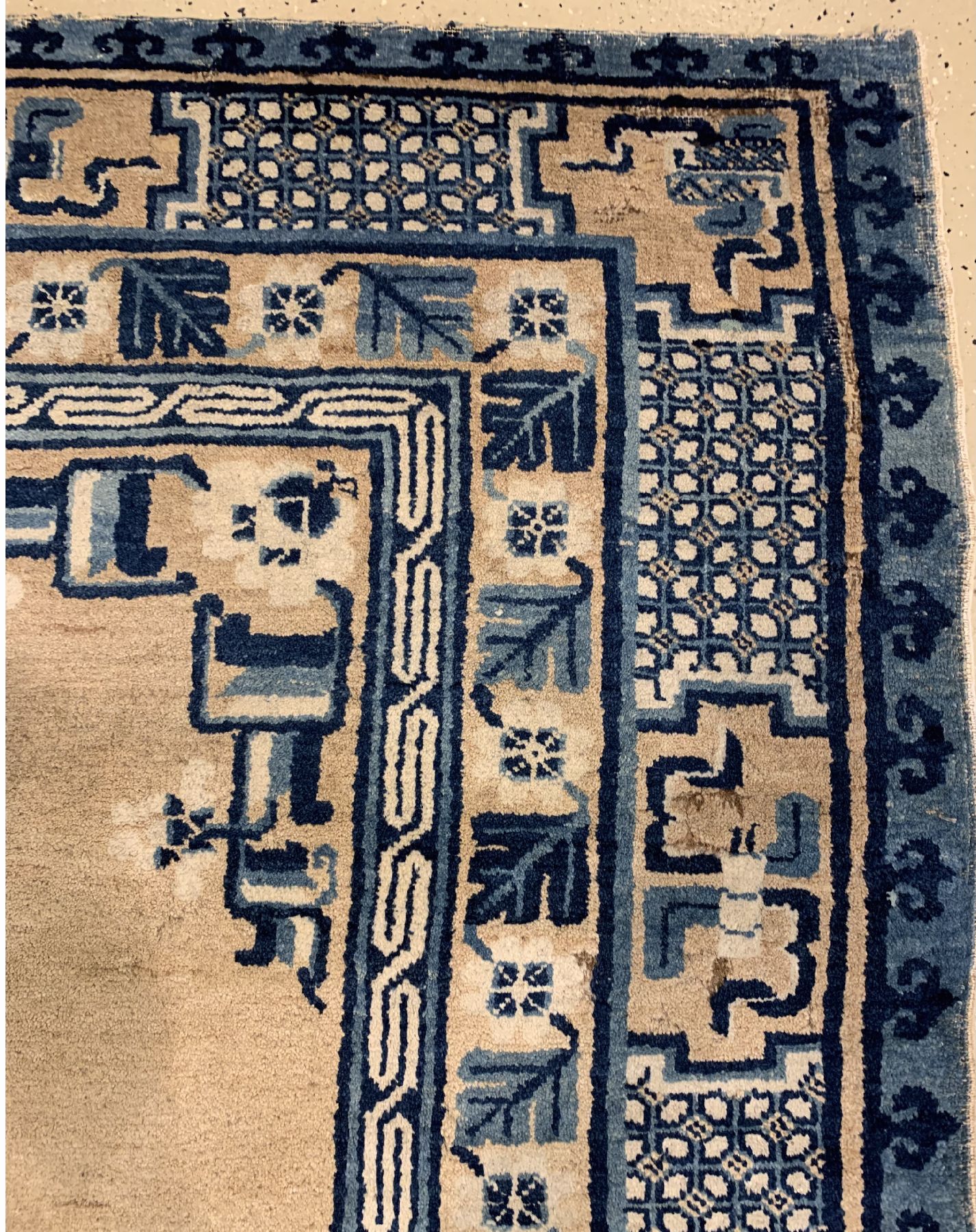 Detail e: Gelbgrundiger Antiker Peking, China, um 1910/1920, Wolle geknüpft auf Baumwolle, ca. 242 x 133 cm, EHZ: 3(guter Zustand)
