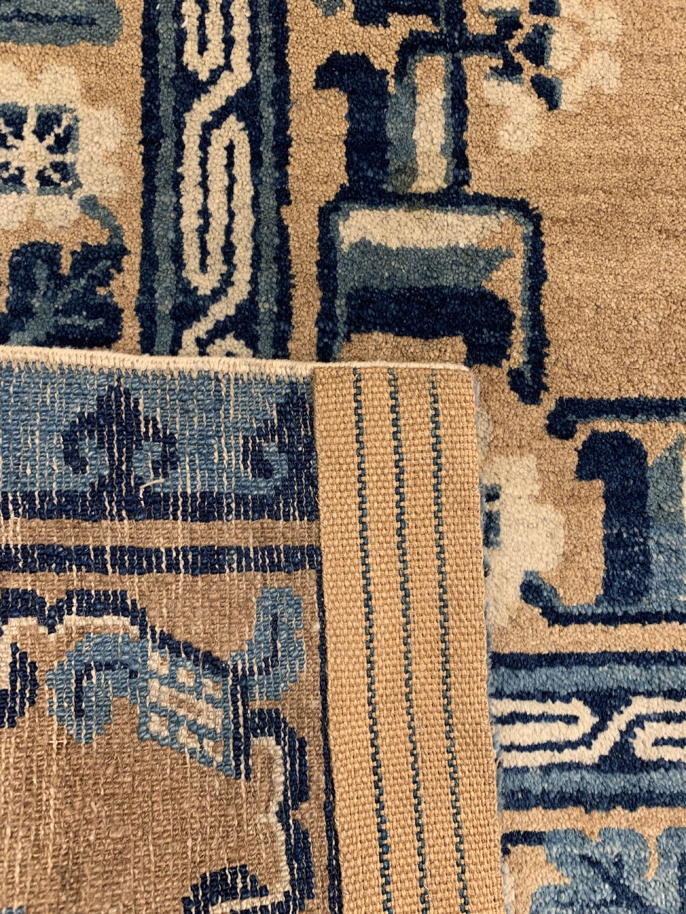Detail f: Gelbgrundiger Antiker Peking, China, um 1910/1920, Wolle geknüpft auf Baumwolle, ca. 242 x 133 cm, EHZ: 3(guter Zustand)