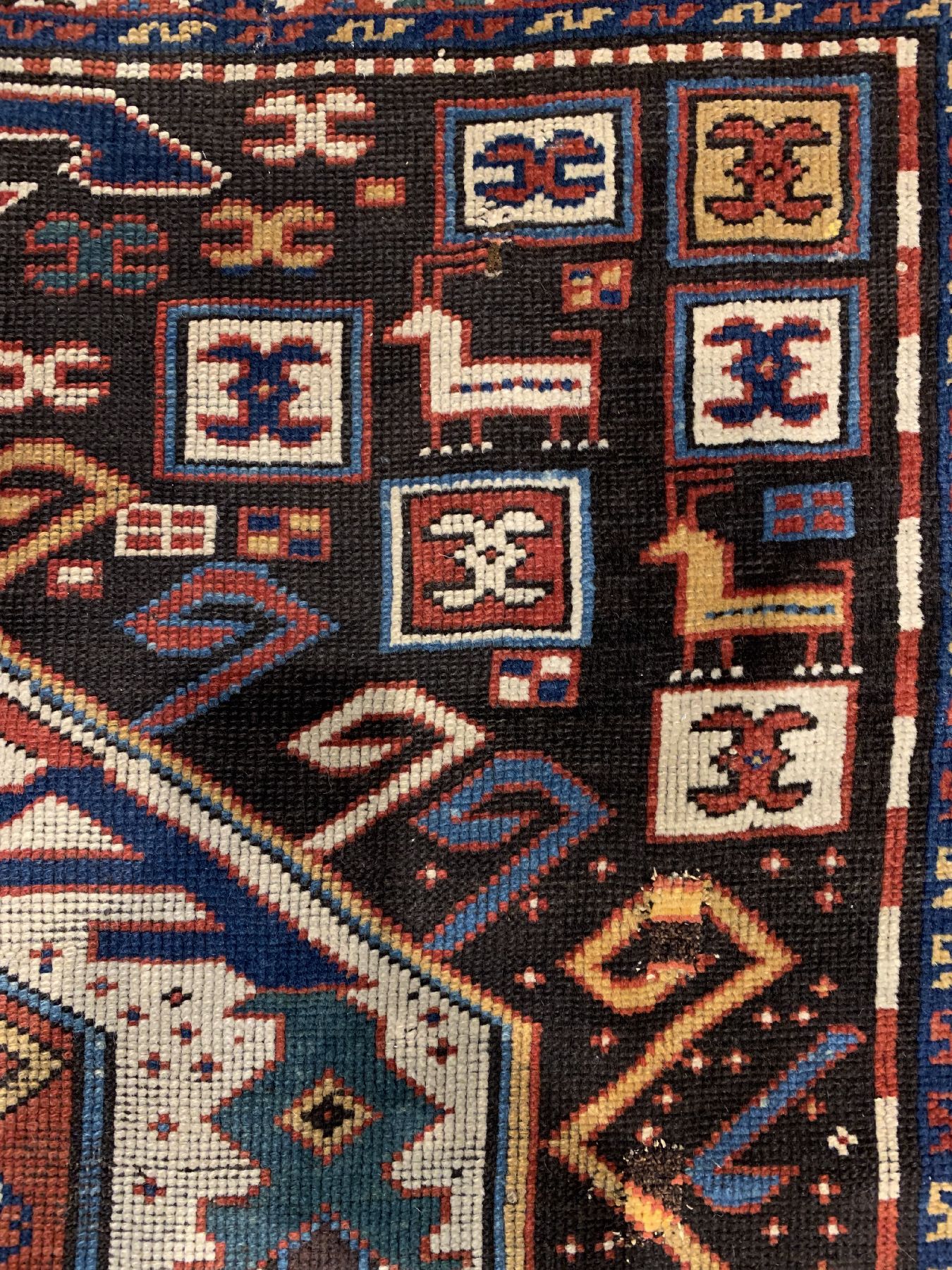 Detail d: Lenkoran Kazak antik, Kaukasus, 19 Jhd., Wolle geknüpft auf Wolle mit Lenkoran Palmetten, ca, 250 x 130 cm, EHZ:3-4