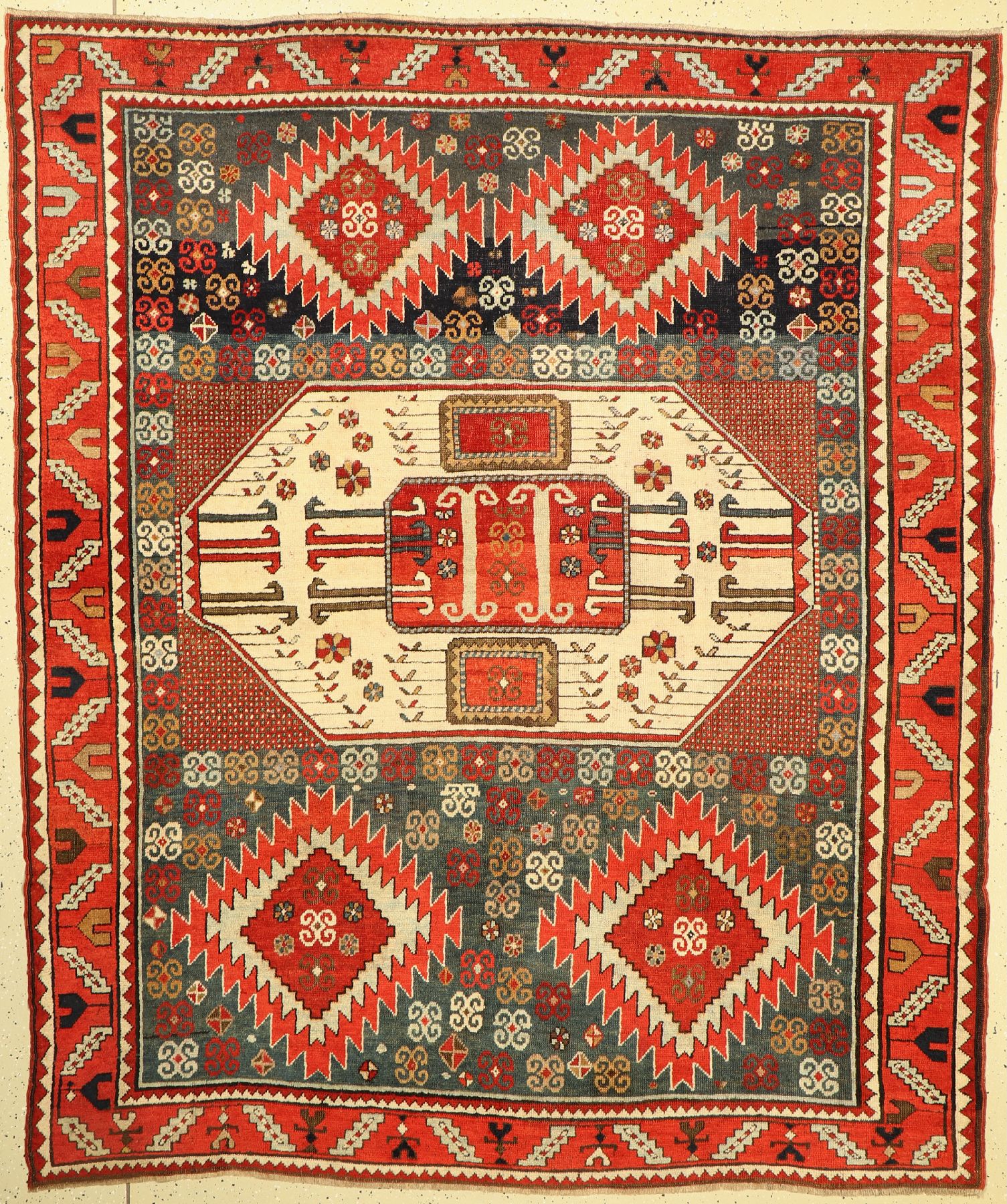 Karatchoph Kazak antik, Südwestkaukasus, 19Jhd., Wolle geknüpft auf Wolle, Vier und Eins Muster, ausergewöhnliche Farbgebung, ca, 240 x 200 cm, ...