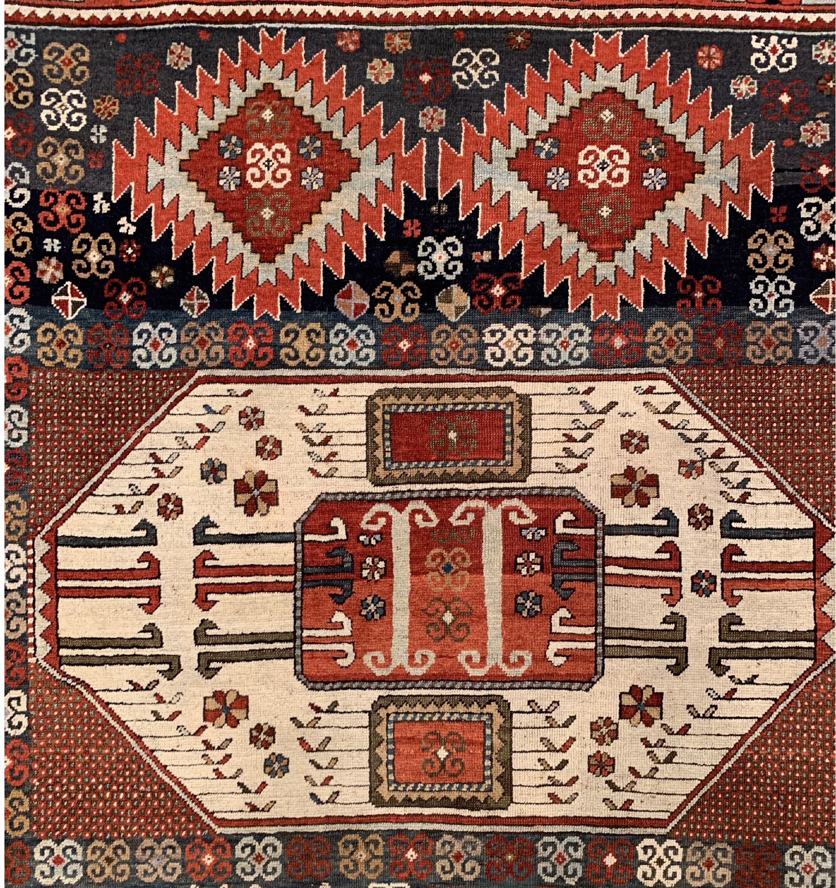 Detail a: Karatchoph Kazak antik, Südwestkaukasus, 19Jhd., Wolle geknüpft auf Wolle, Vier und Eins Muster, ausergewöhnliche Farbgebung, ca, 240 x 200 cm, ...