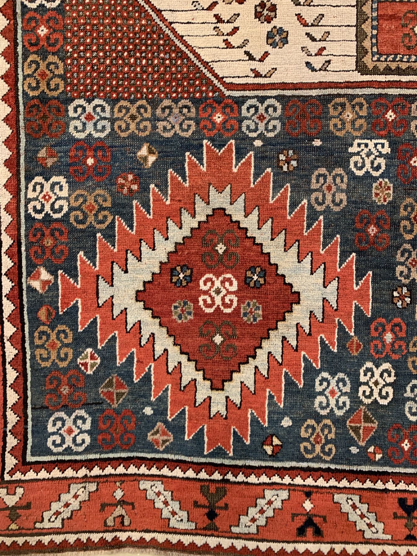 Detail b: Karatchoph Kazak antik, Südwestkaukasus, 19Jhd., Wolle geknüpft auf Wolle, Vier und Eins Muster, ausergewöhnliche Farbgebung, ca, 240 x 200 cm, ...
