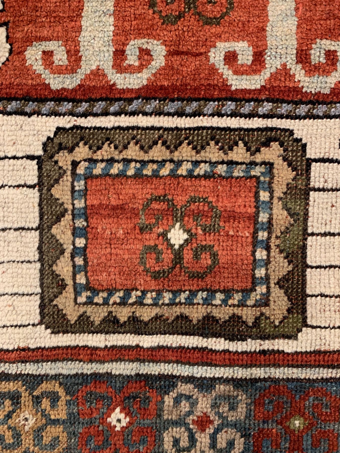 Detail c: Karatchoph Kazak antik, Südwestkaukasus, 19Jhd., Wolle geknüpft auf Wolle, Vier und Eins Muster, ausergewöhnliche Farbgebung, ca, 240 x 200 cm, ...
