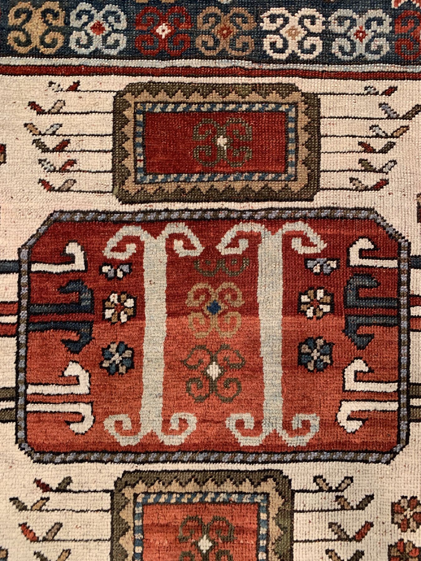 Detail d: Karatchoph Kazak antik, Südwestkaukasus, 19Jhd., Wolle geknüpft auf Wolle, Vier und Eins Muster, ausergewöhnliche Farbgebung, ca, 240 x 200 cm, ...