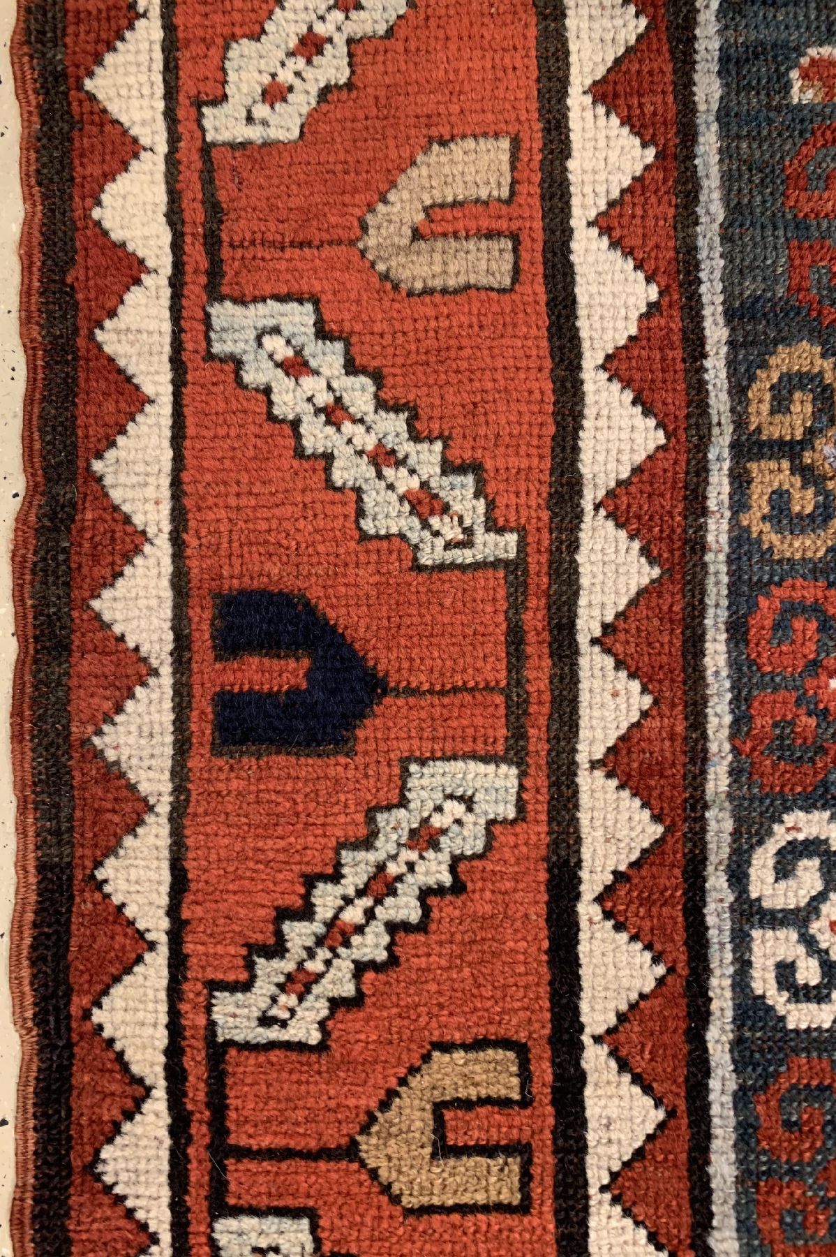 Detail e: Karatchoph Kazak antik, Südwestkaukasus, 19Jhd., Wolle geknüpft auf Wolle, Vier und Eins Muster, ausergewöhnliche Farbgebung, ca, 240 x 200 cm, ...