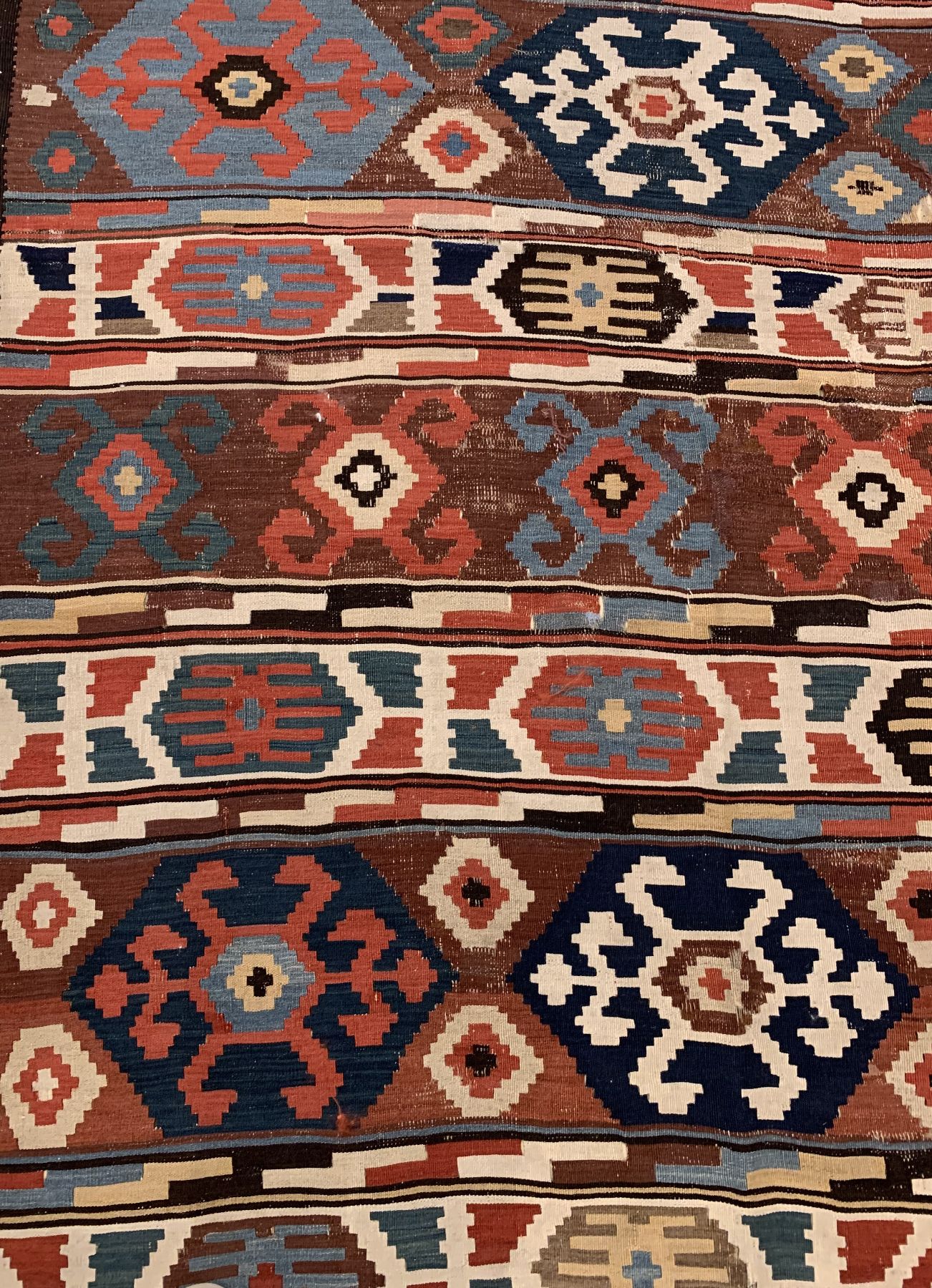 Detail a: Antiker Schirwan Kelim, Ostkaukasus, 19 Jhd., Wolle gewebt auf Wolle, ca. 256 x 170 cm, EHZ: 3, (Altersbedingt guter Zustand).
