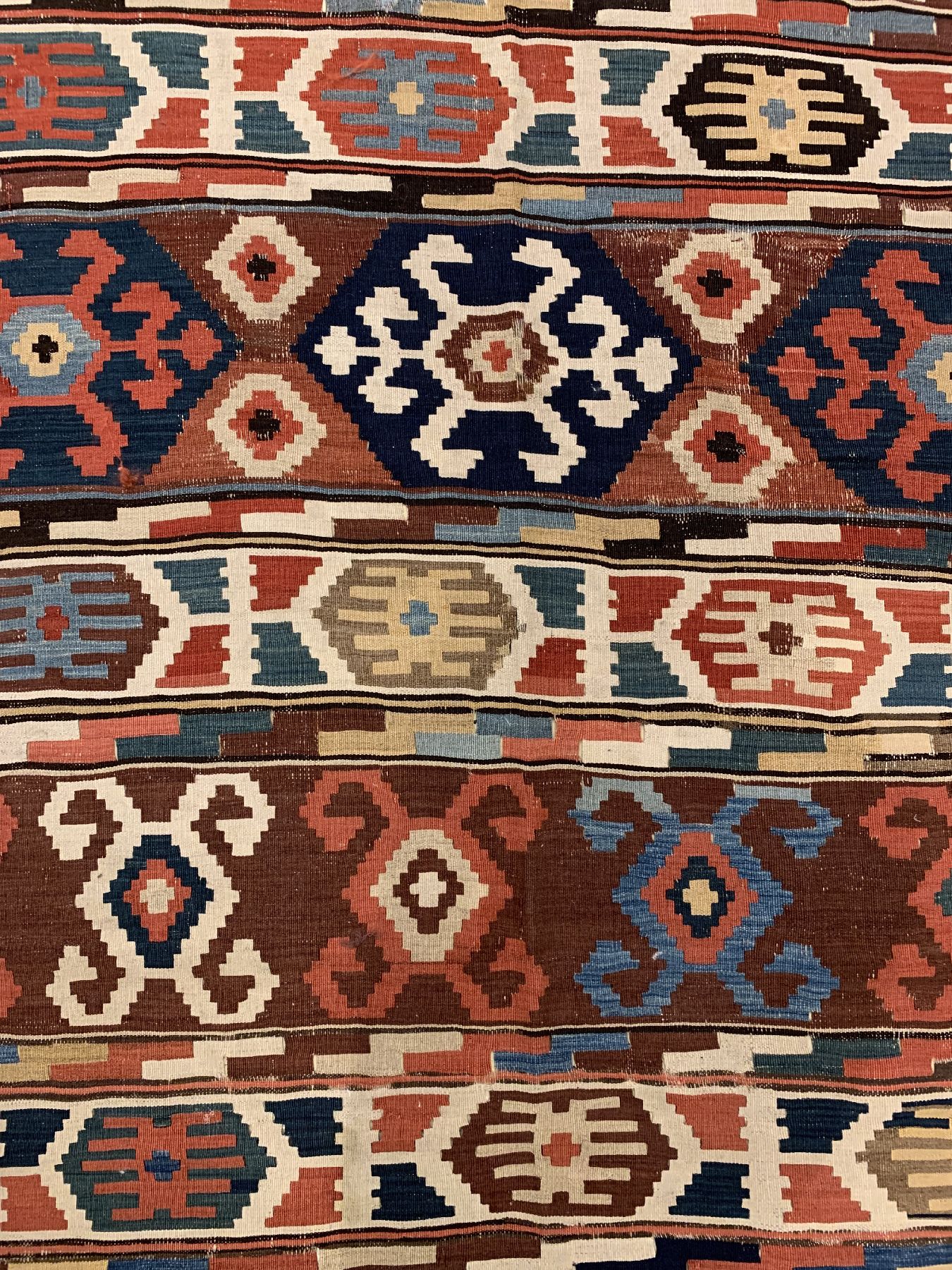 Detail b: Antiker Schirwan Kelim, Ostkaukasus, 19 Jhd., Wolle gewebt auf Wolle, ca. 256 x 170 cm, EHZ: 3, (Altersbedingt guter Zustand).