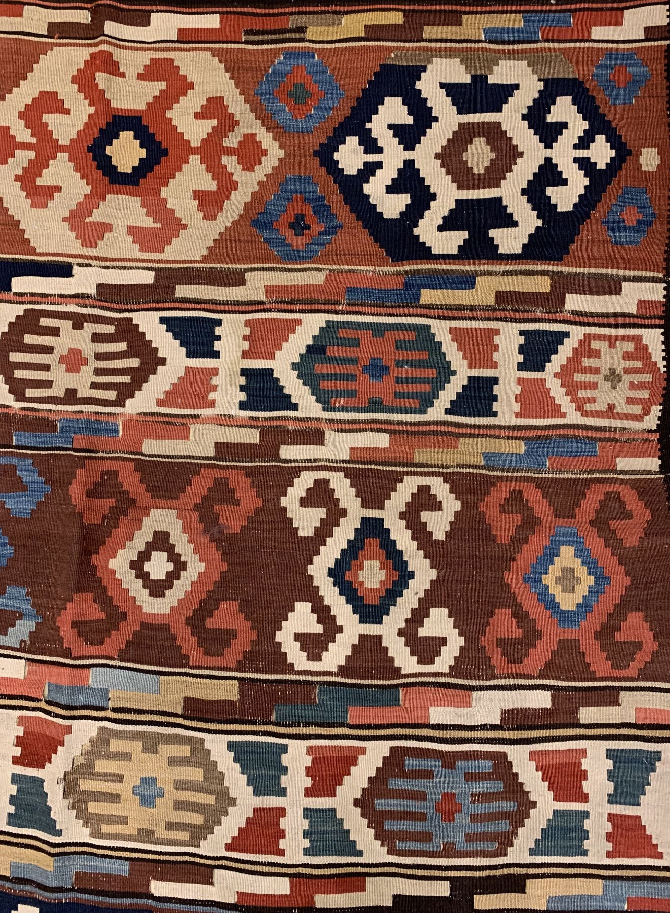 Detail c: Antiker Schirwan Kelim, Ostkaukasus, 19 Jhd., Wolle gewebt auf Wolle, ca. 256 x 170 cm, EHZ: 3, (Altersbedingt guter Zustand).