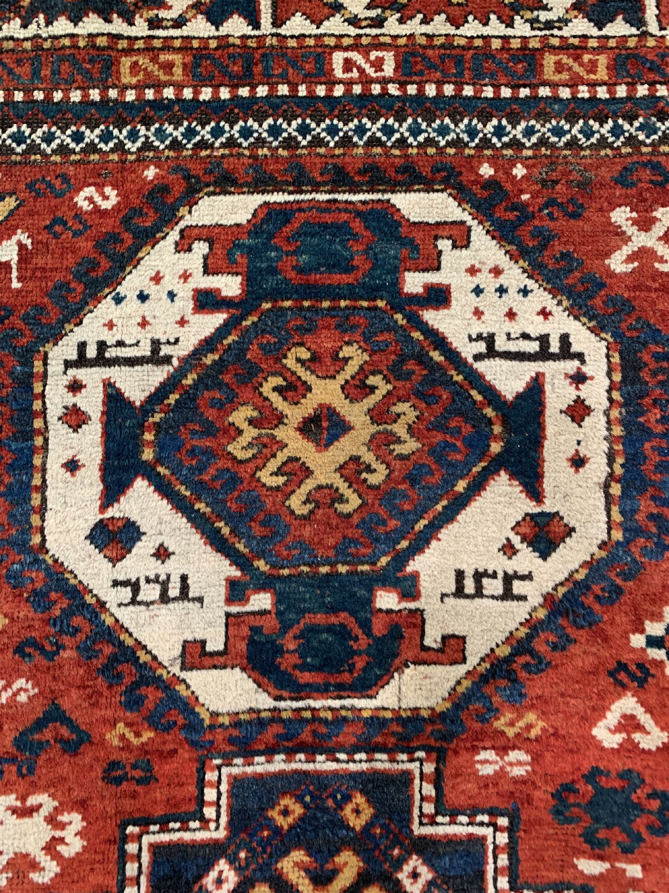 Detail d: Antiker Lori Pampak, Zetralkaukasus, um 1900, Wolle geknüpft auf Wolle, sogenannter Kreuzblüten Kazak, ca, 230 x 160 cm, EHZ: 3 (Altersbedingt ...
