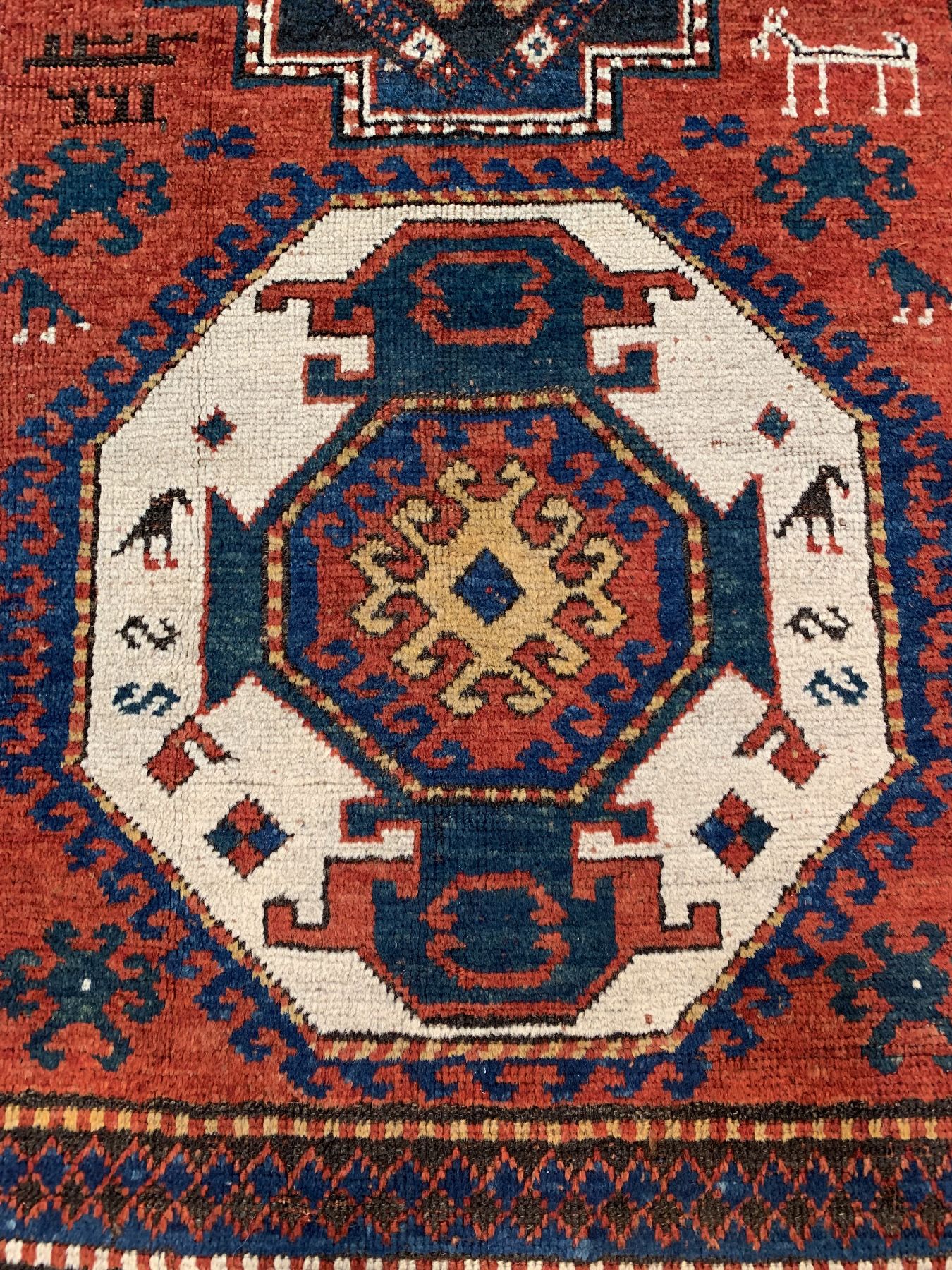 Detail e: Antiker Lori Pampak, Zetralkaukasus, um 1900, Wolle geknüpft auf Wolle, sogenannter Kreuzblüten Kazak, ca, 230 x 160 cm, EHZ: 3 (Altersbedingt ...