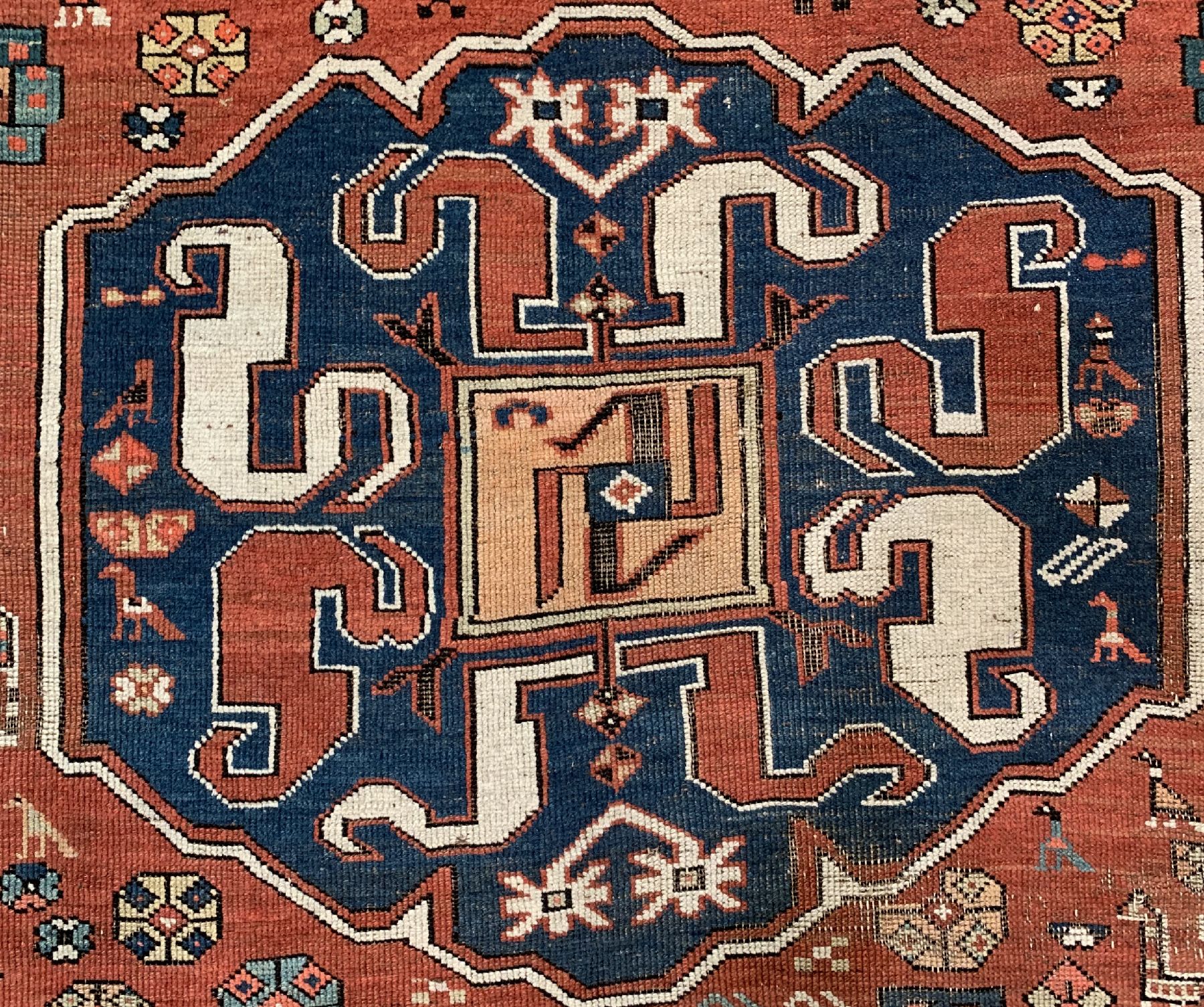 Detail a: Antiker Chondzoresk Kazak, (Wolkenband Kazak), Südkaukasus, um 1900, Wolle geknüpft auf Wolle, zwei vollständige Medallions, Safrangelbe ...