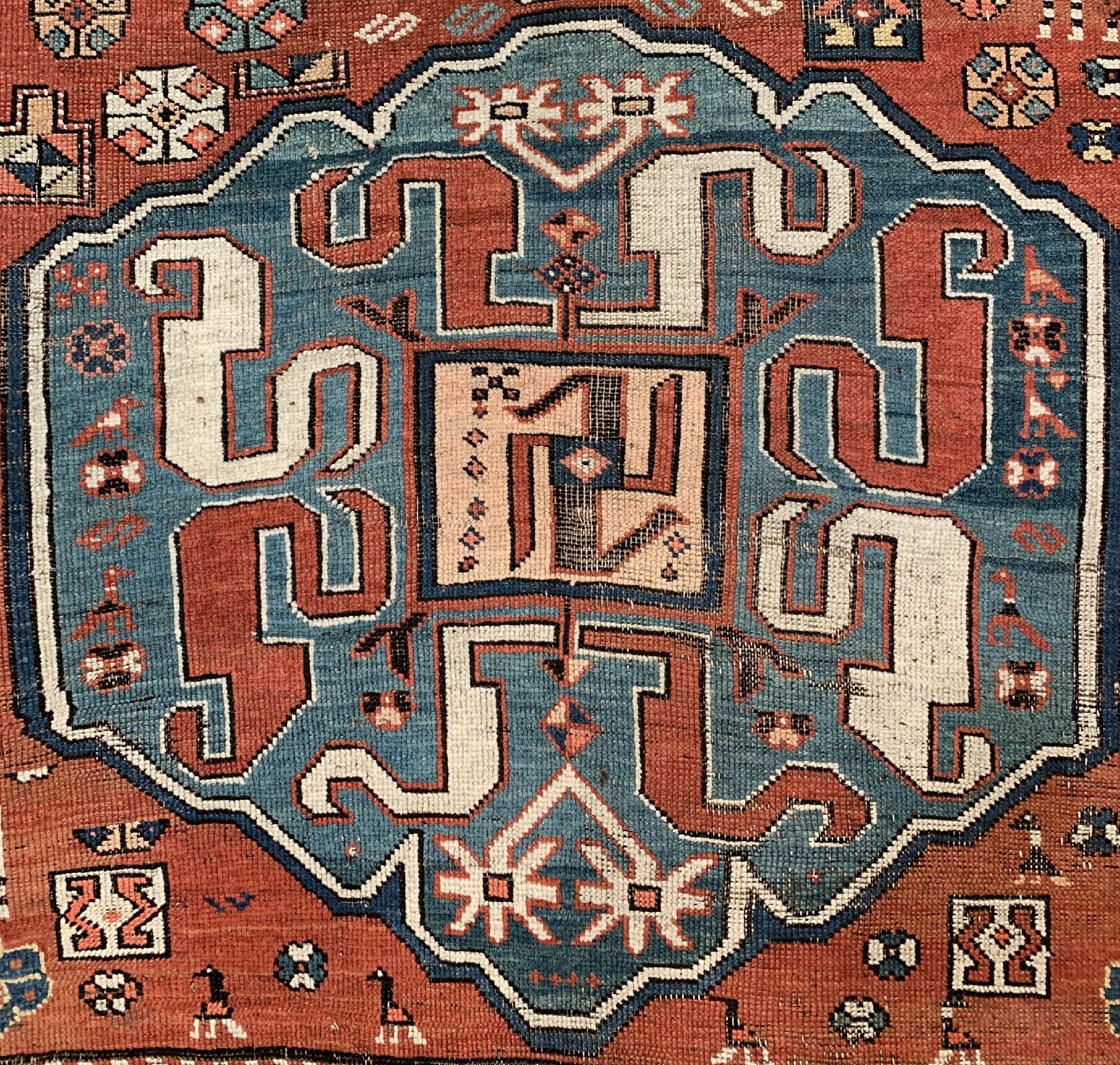 Detail b: Antiker Chondzoresk Kazak, (Wolkenband Kazak), Südkaukasus, um 1900, Wolle geknüpft auf Wolle, zwei vollständige Medallions, Safrangelbe ...