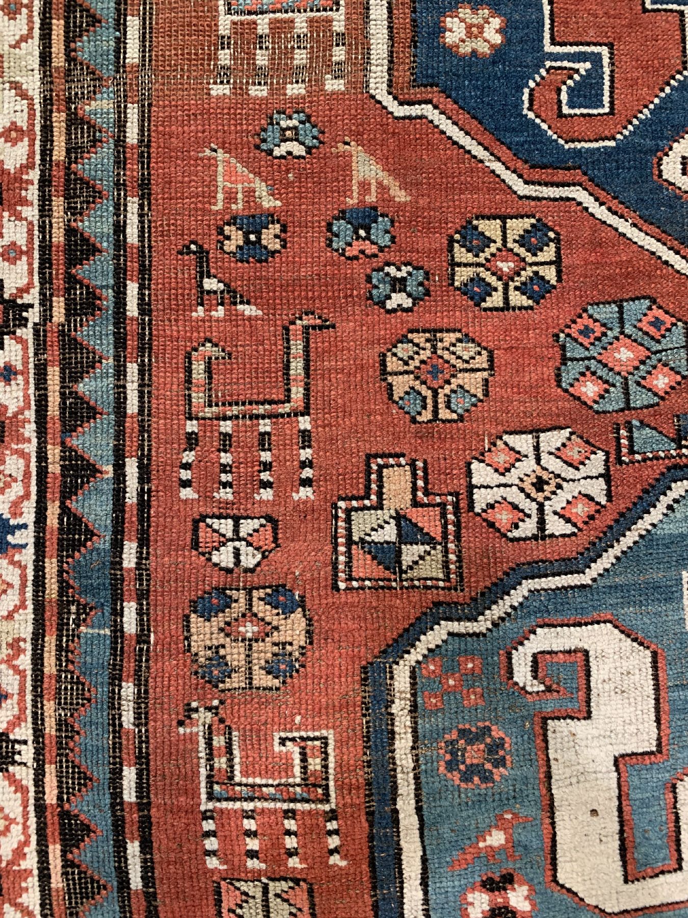 Detail c: Antiker Chondzoresk Kazak, (Wolkenband Kazak), Südkaukasus, um 1900, Wolle geknüpft auf Wolle, zwei vollständige Medallions, Safrangelbe ...