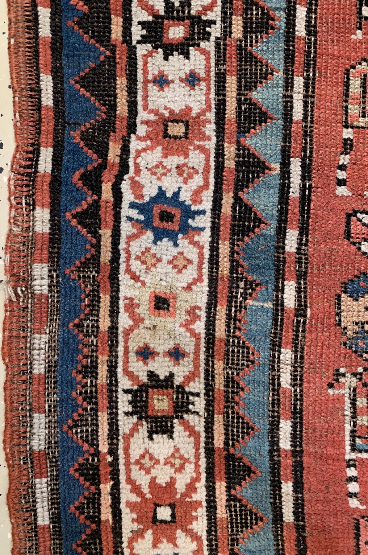 Detail d: Antiker Chondzoresk Kazak, (Wolkenband Kazak), Südkaukasus, um 1900, Wolle geknüpft auf Wolle, zwei vollständige Medallions, Safrangelbe ...