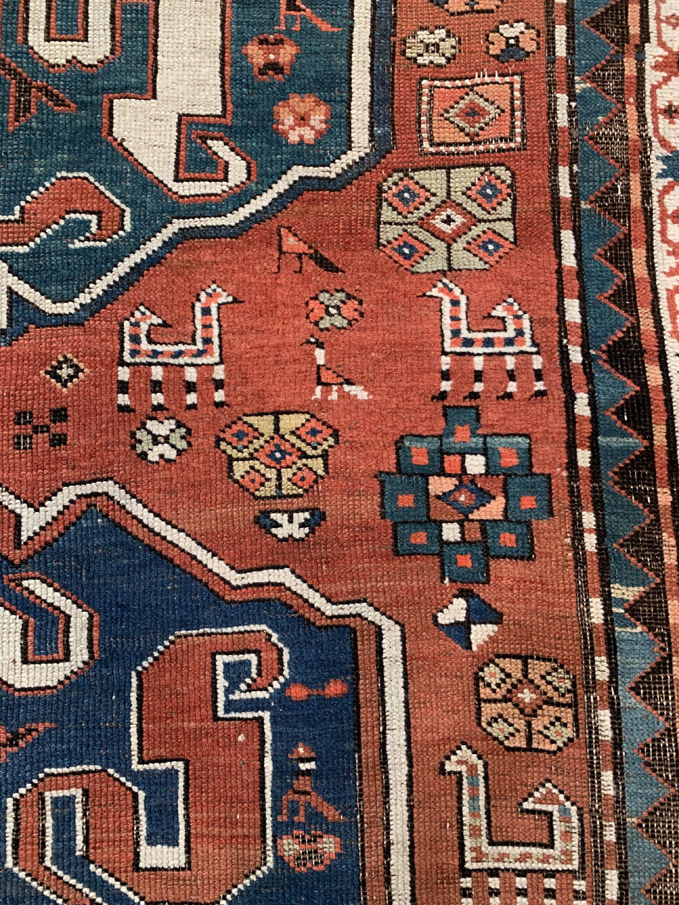 Detail e: Antiker Chondzoresk Kazak, (Wolkenband Kazak), Südkaukasus, um 1900, Wolle geknüpft auf Wolle, zwei vollständige Medallions, Safrangelbe ...