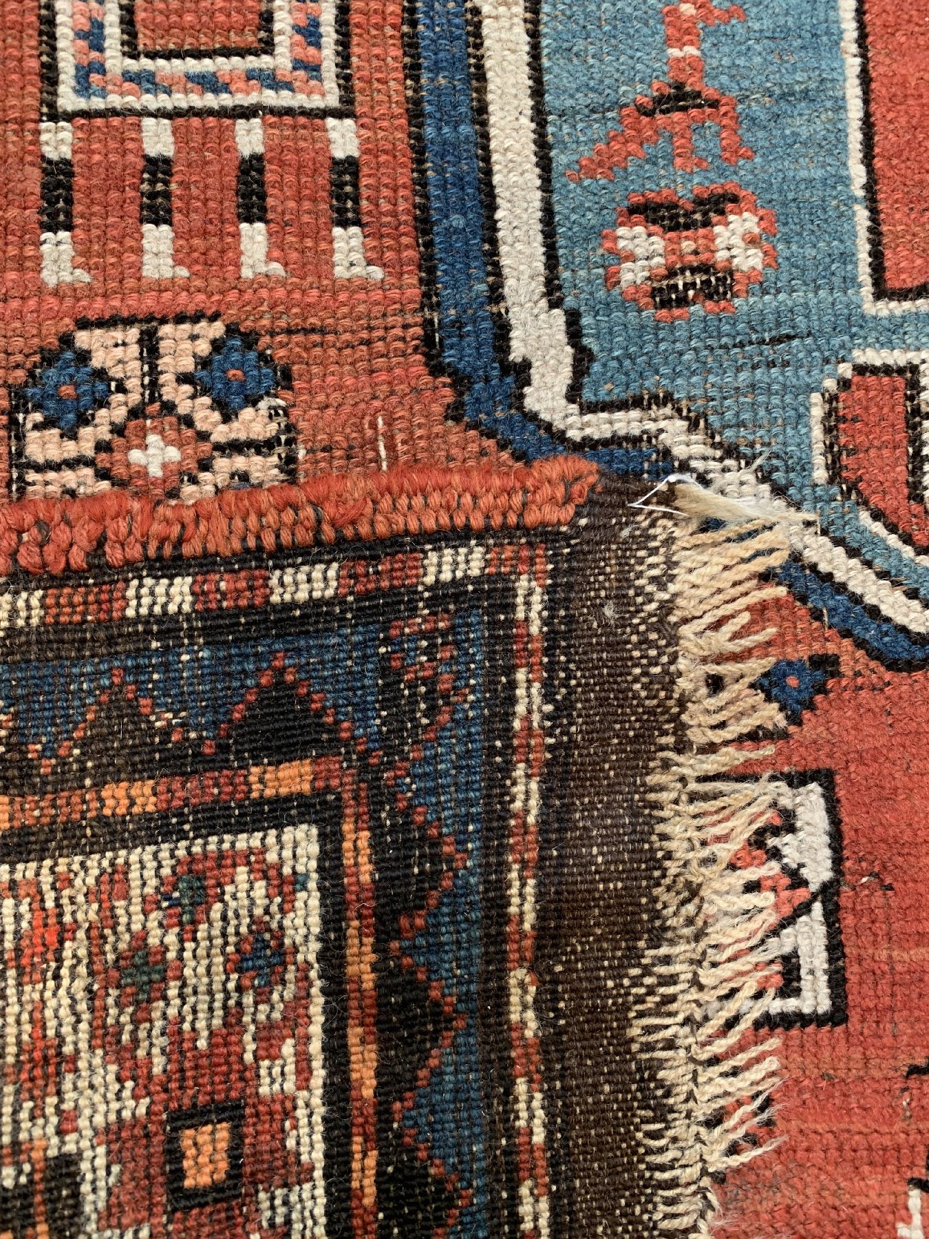Detail f: Antiker Chondzoresk Kazak, (Wolkenband Kazak), Südkaukasus, um 1900, Wolle geknüpft auf Wolle, zwei vollständige Medallions, Safrangelbe ...