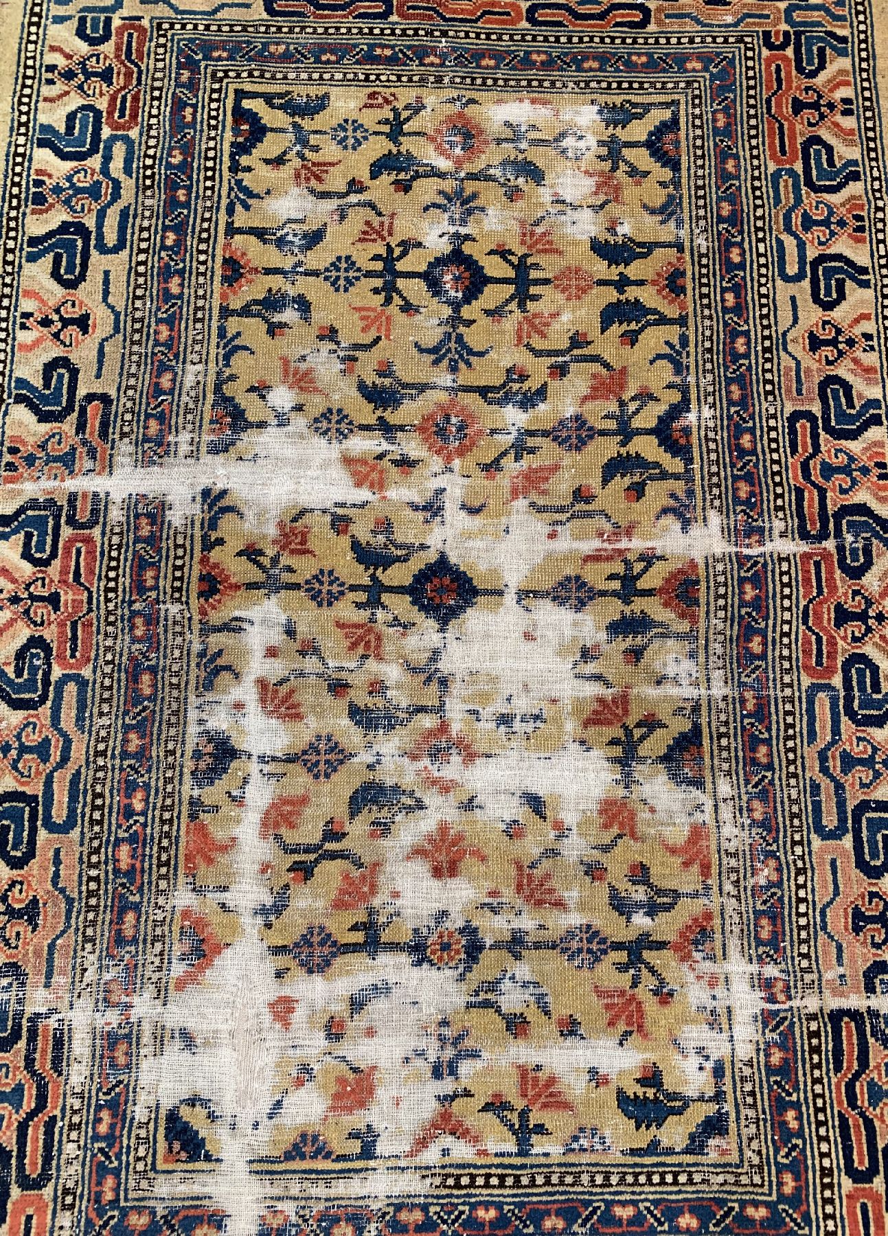 Detail a: Früher gelbgrundiger Ning-Hsia, Westchina, Anfang 19 Jhd. Wolle geknüpft auf Baumwolle, ca. 190 x 134 cm, EHZ:(Fragment)