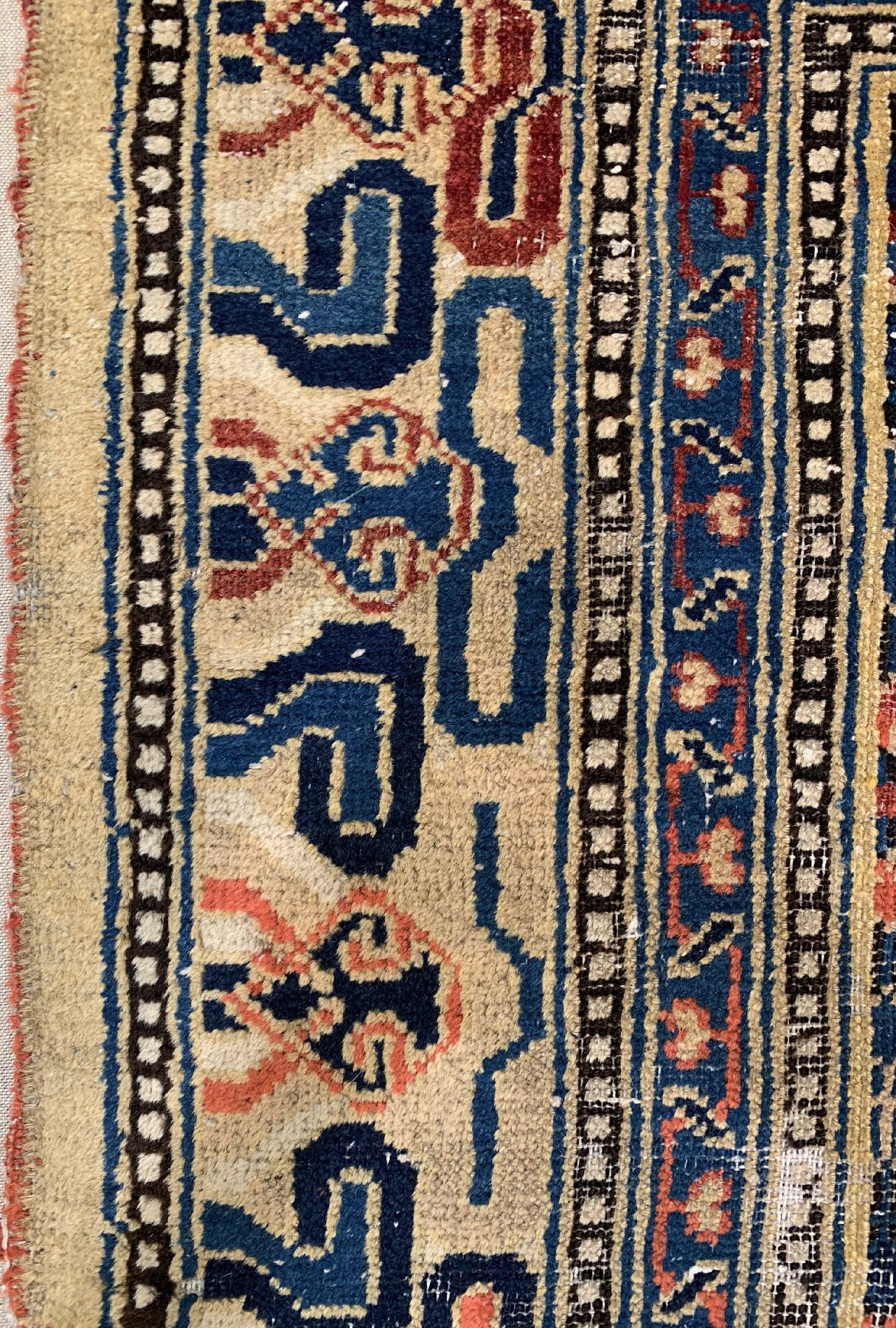 Detail b: Früher gelbgrundiger Ning-Hsia, Westchina, Anfang 19 Jhd. Wolle geknüpft auf Baumwolle, ca. 190 x 134 cm, EHZ:(Fragment)
